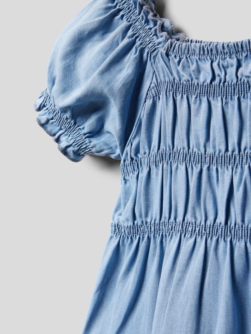 Kleid mit Rüschen in hellblau