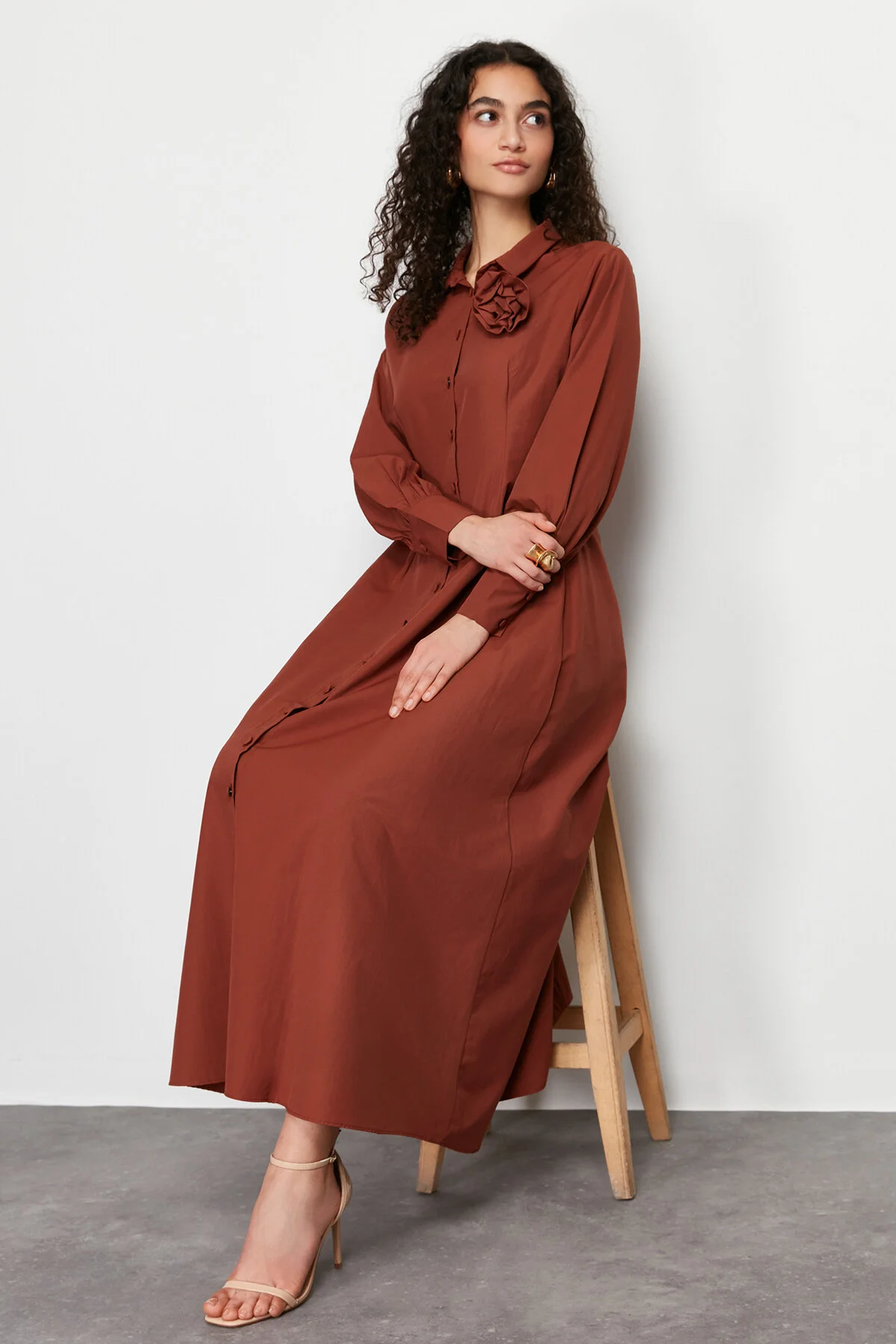 Trendyol Modest  Braunes gewebtes Hemdblusenkleid mit Blumendetail TCTSS24EB00029