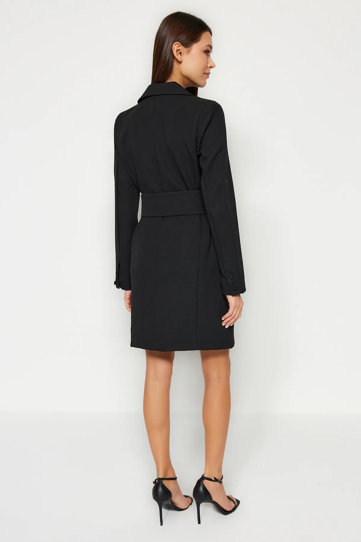 Trendyol Collection  Schwarzes Mini-Webkleid mit gewebten Knöpfen und Gürtel TWOAW24EL00497