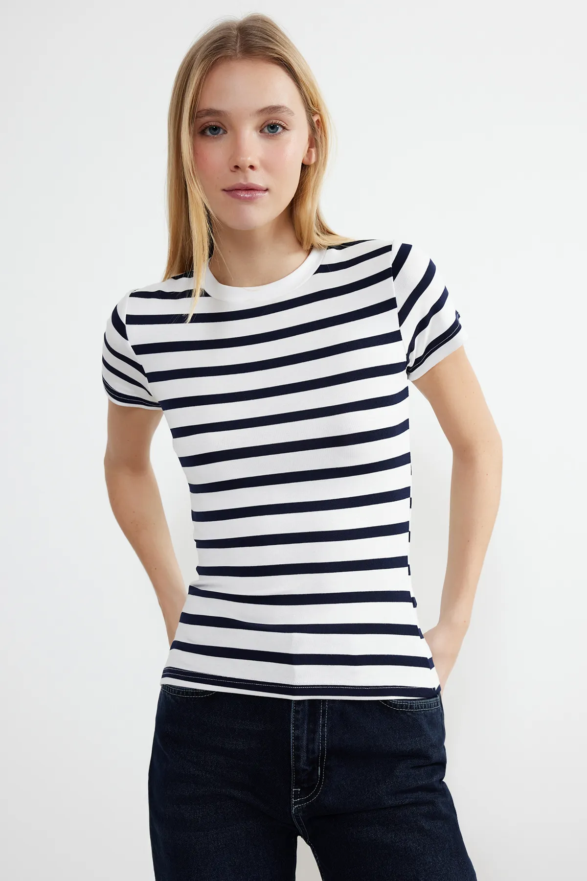 Trendyol Collection  Marineblau gestreifte Bluse aus dehnbarem Strickstoff aus Viskose/weichem Stoff TWOSS24BZ00296