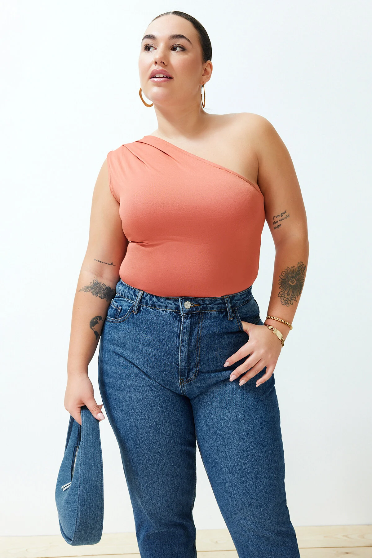 Trendyol Curve  Zimtfarbener gestrickter Body mit asymmetrischem Kragen unten und Druckknöpfen TBSSS24AF00066