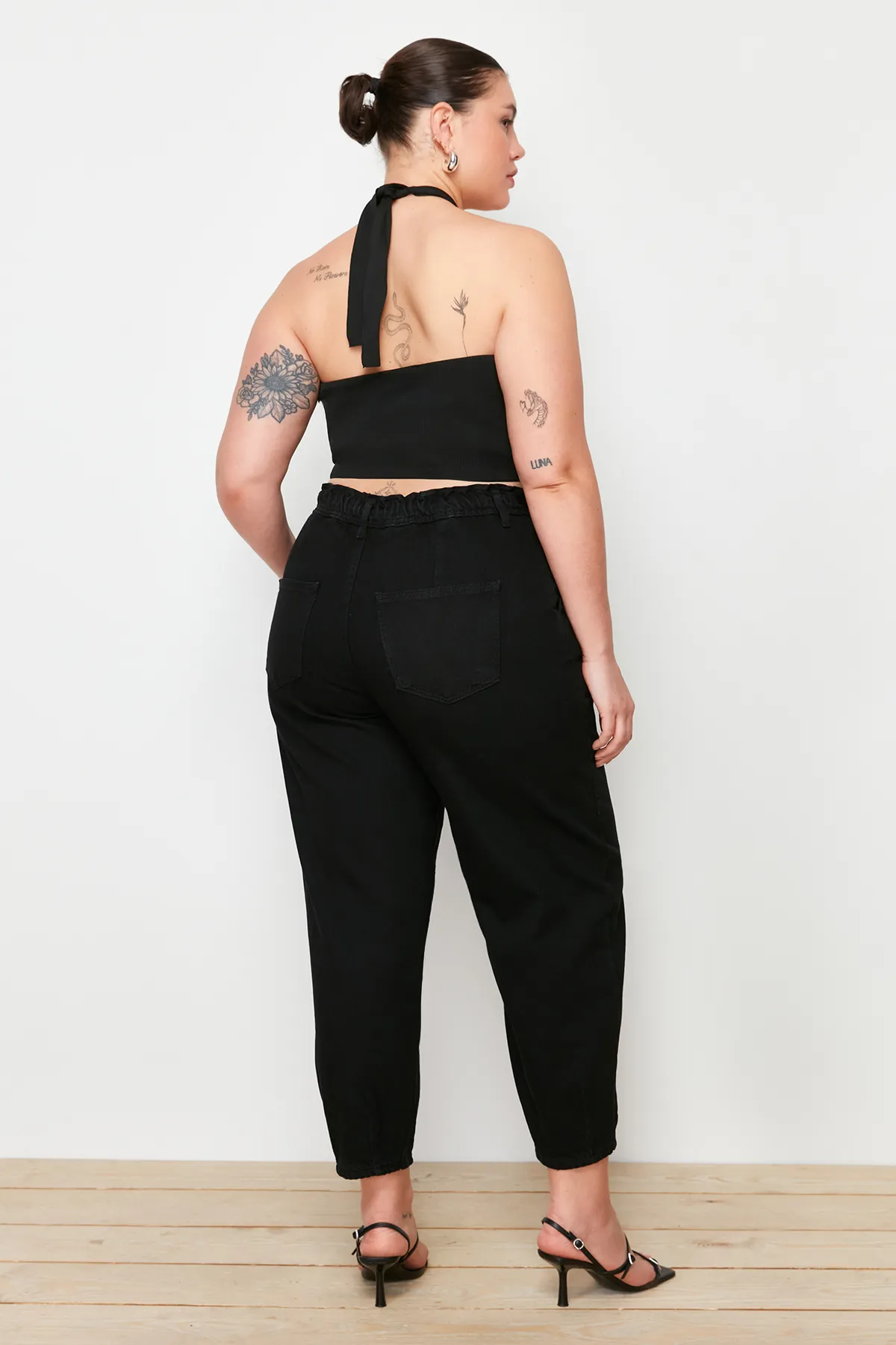 Trendyol Curve  Schwarze Mom-Jeans mit hoher Taille und detaillierten Taschen TBBAW23CJ00007