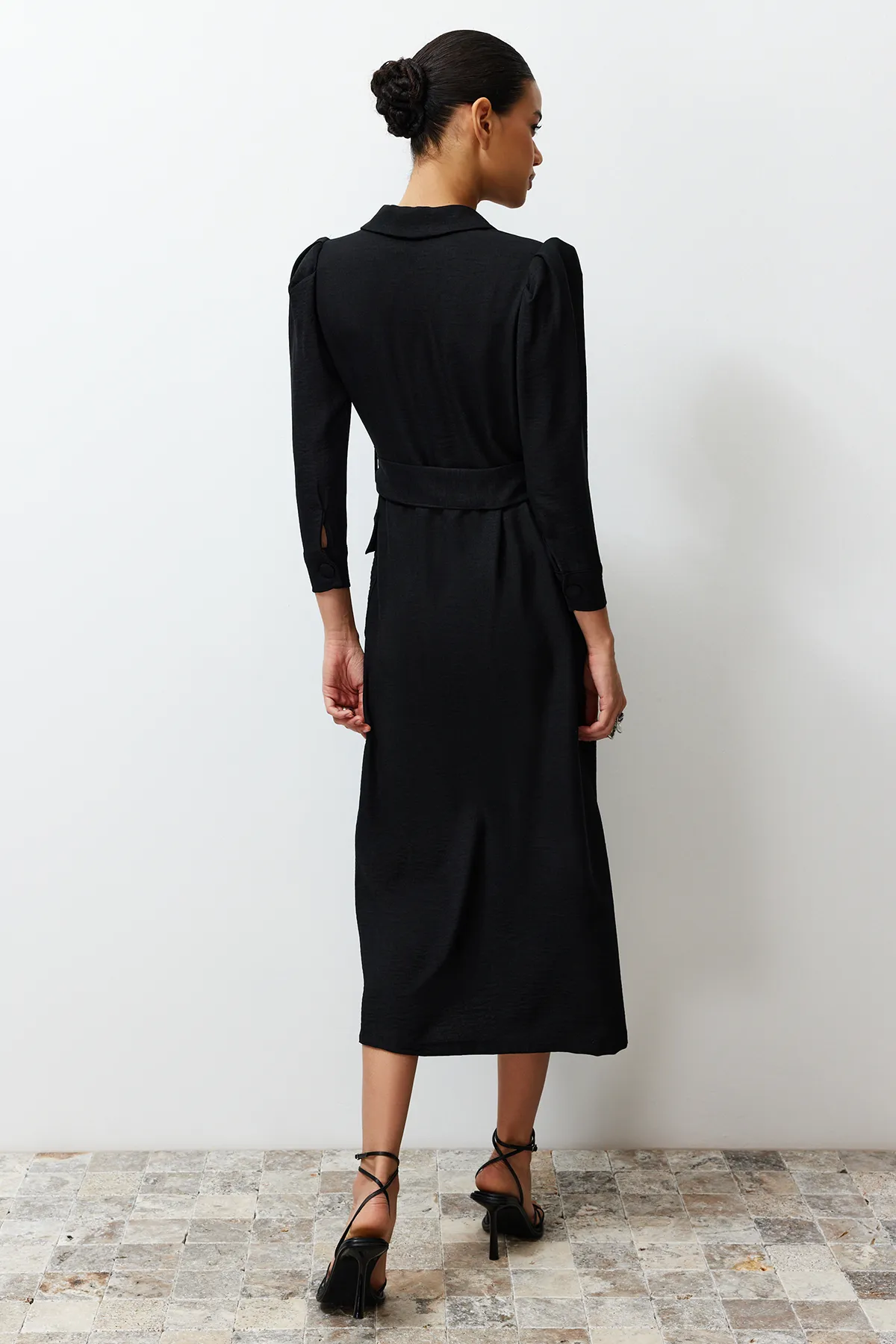 Trendyol Modest  Schwarzes gewebtes Hemdblusenkleid in Leinenoptik mit Gürtel TCTSS24EB00017