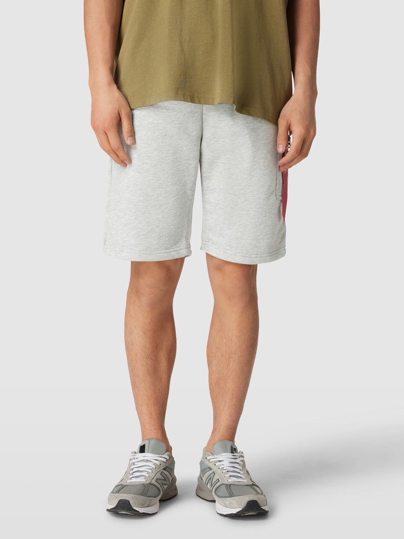 Shorts mit Label-Details in hellgrau meliert
