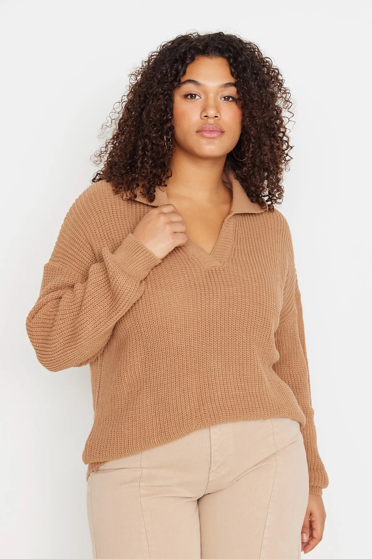 Trendyol Curve  Kamelfarbener Strickpullover mit Hemdkragen
