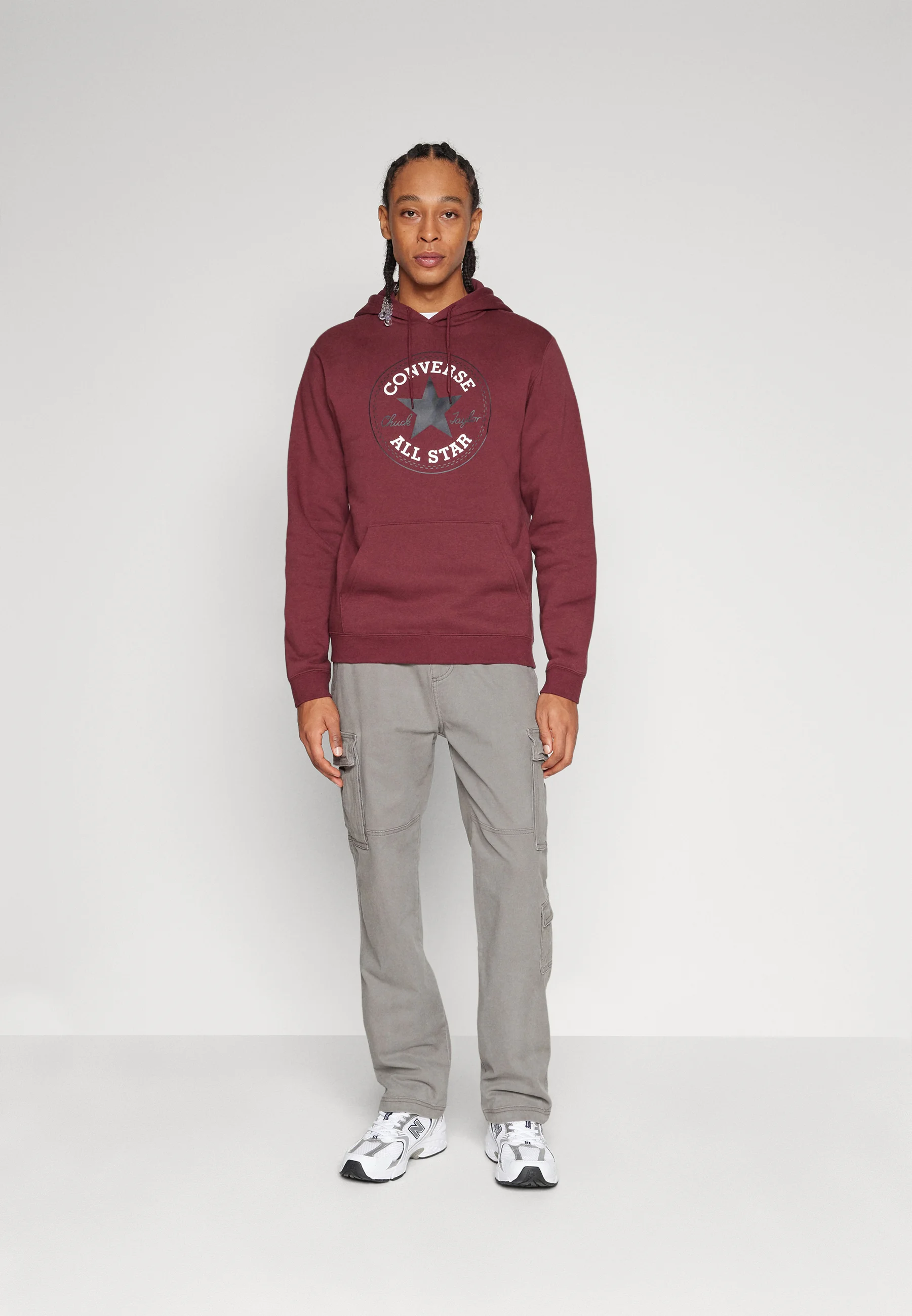 Sudadera con capucha Converse de ajuste estándar con parche Chuck Core grande en el centro del frente - Sudadera