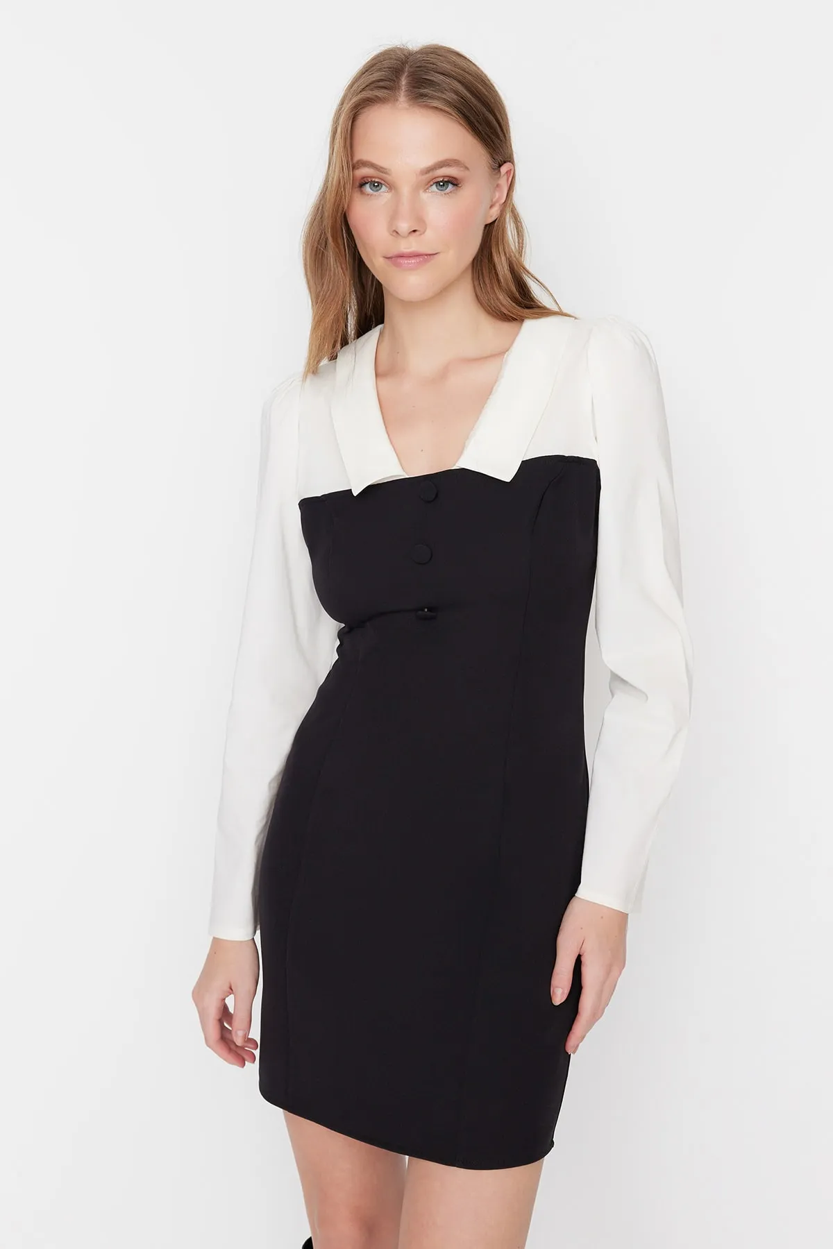 Trendyol Collection  Schwarzes Mini-Webkleid mit Wickelkragen und Hemdkragen TWOAW23EL00611