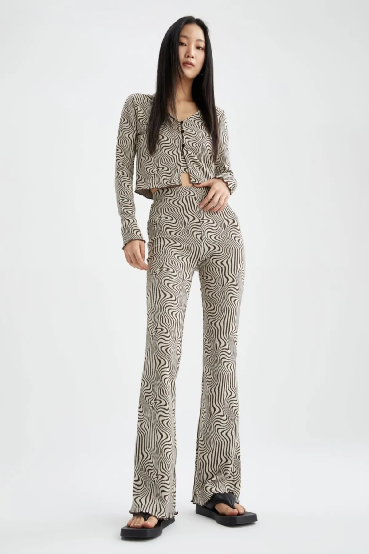 DeFacto  Gemusterte Slim-Fit-Hose mit weitem Bein