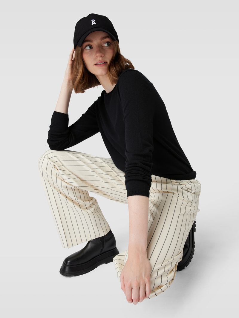Strickpullover mit geripptem Rundhalsausschnitt in schwarz