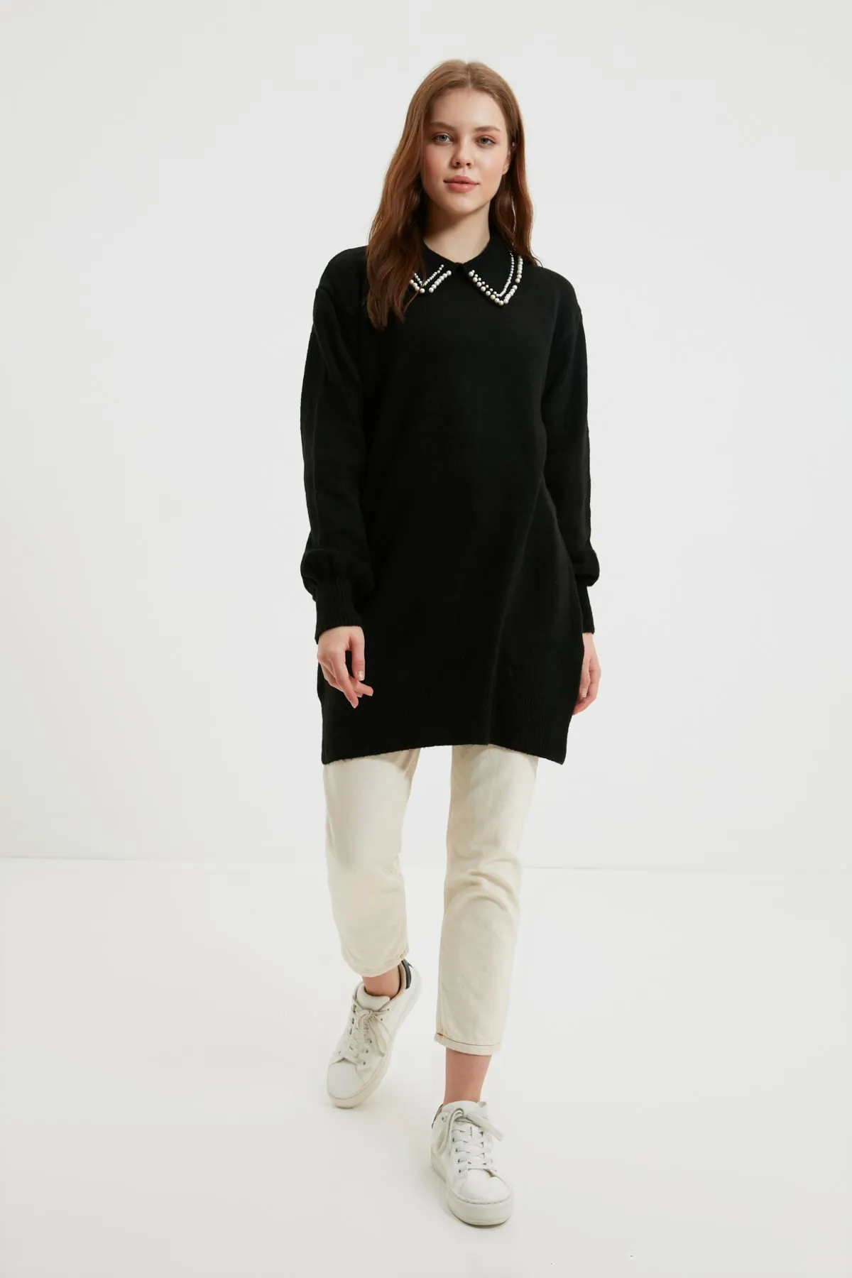 Trendyol Modest  Schwarzer, weicher Strickpullover mit Perlenmuster und Babykragen TCTAW22AK0238