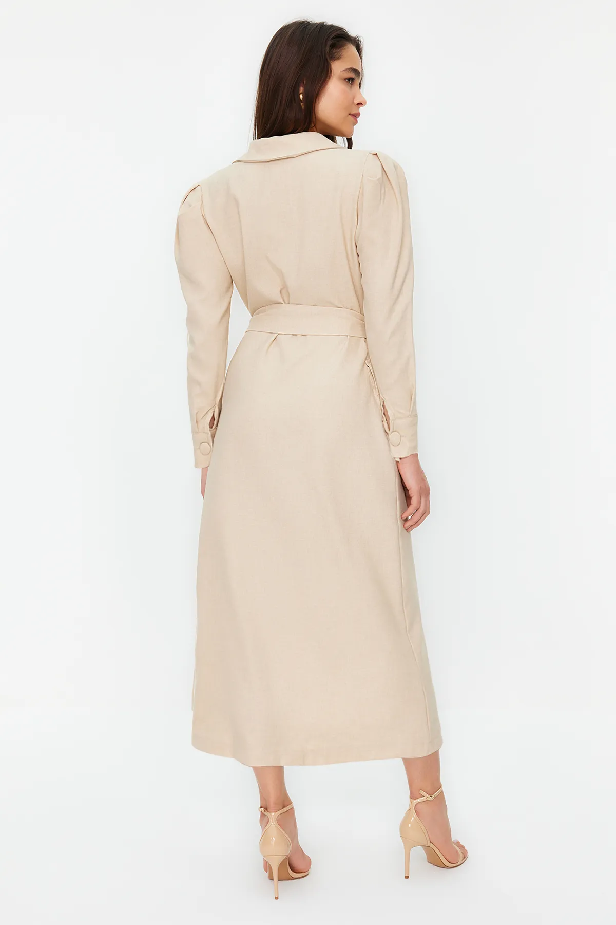 Trendyol Modest  Steinfarbenes, gewebtes Hemdkleid in Leinenoptik mit Gürtel TCTSS24EB00017