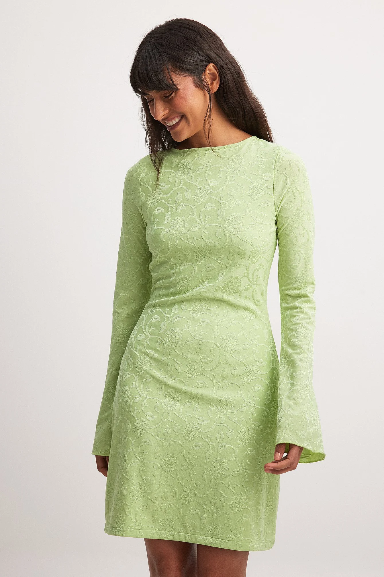 Strukturiertes Minikleid mit offenem Rücken