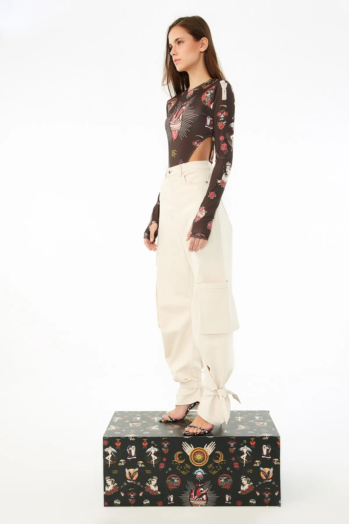 Trendyol Collection  X Zeynep Tosun Ecru Taschendetaillierte Jeans TPRSS22JE00000