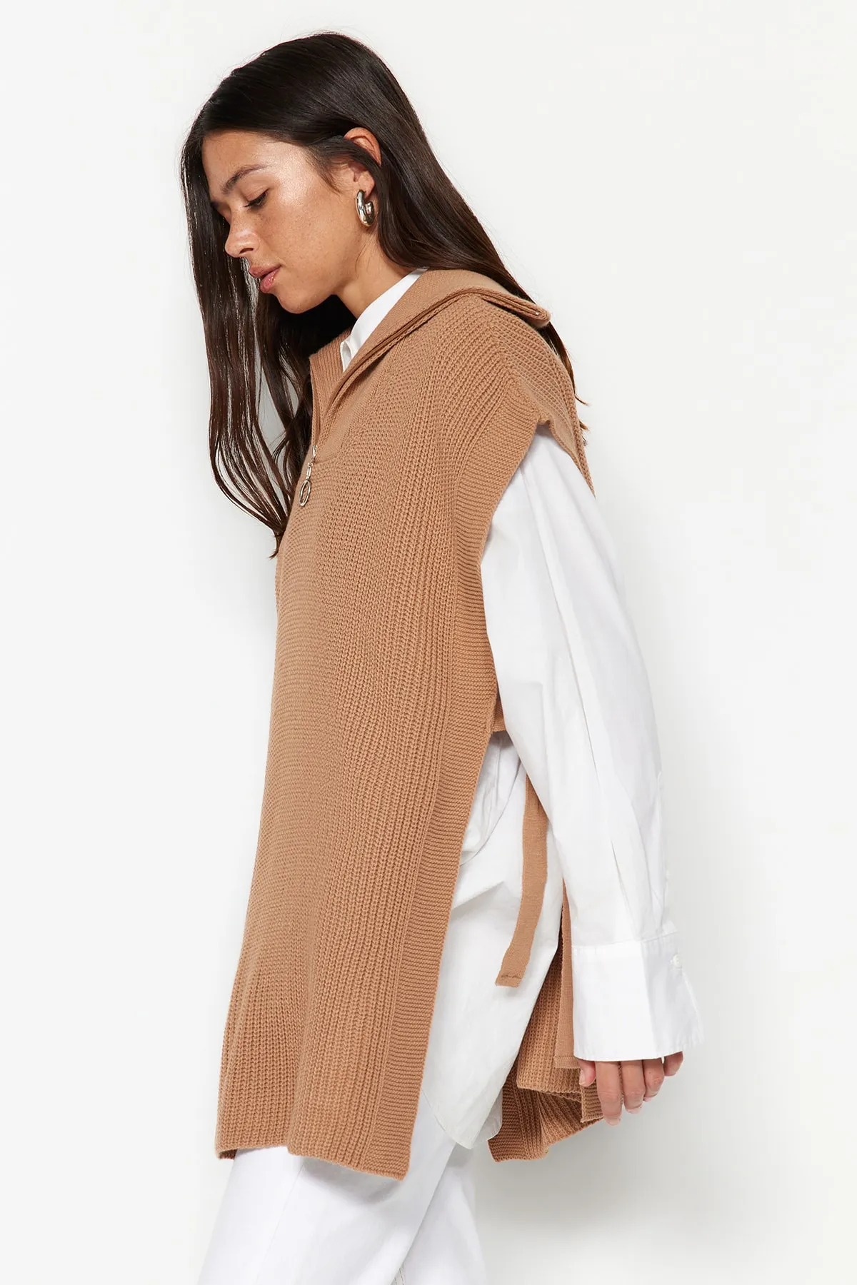 Trendyol Modest  Nerzfarbener Strickpullover mit Reißverschlusskragen und seitlichem Bindedetail TCTAW22UV0009