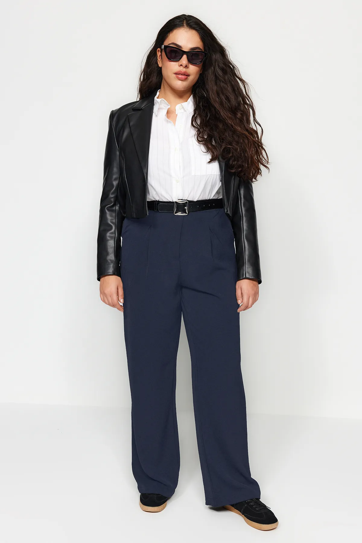 Trendyol Curve  Marineblaue plissierte Webhose mit hoher Taille TBBSS22PL0448