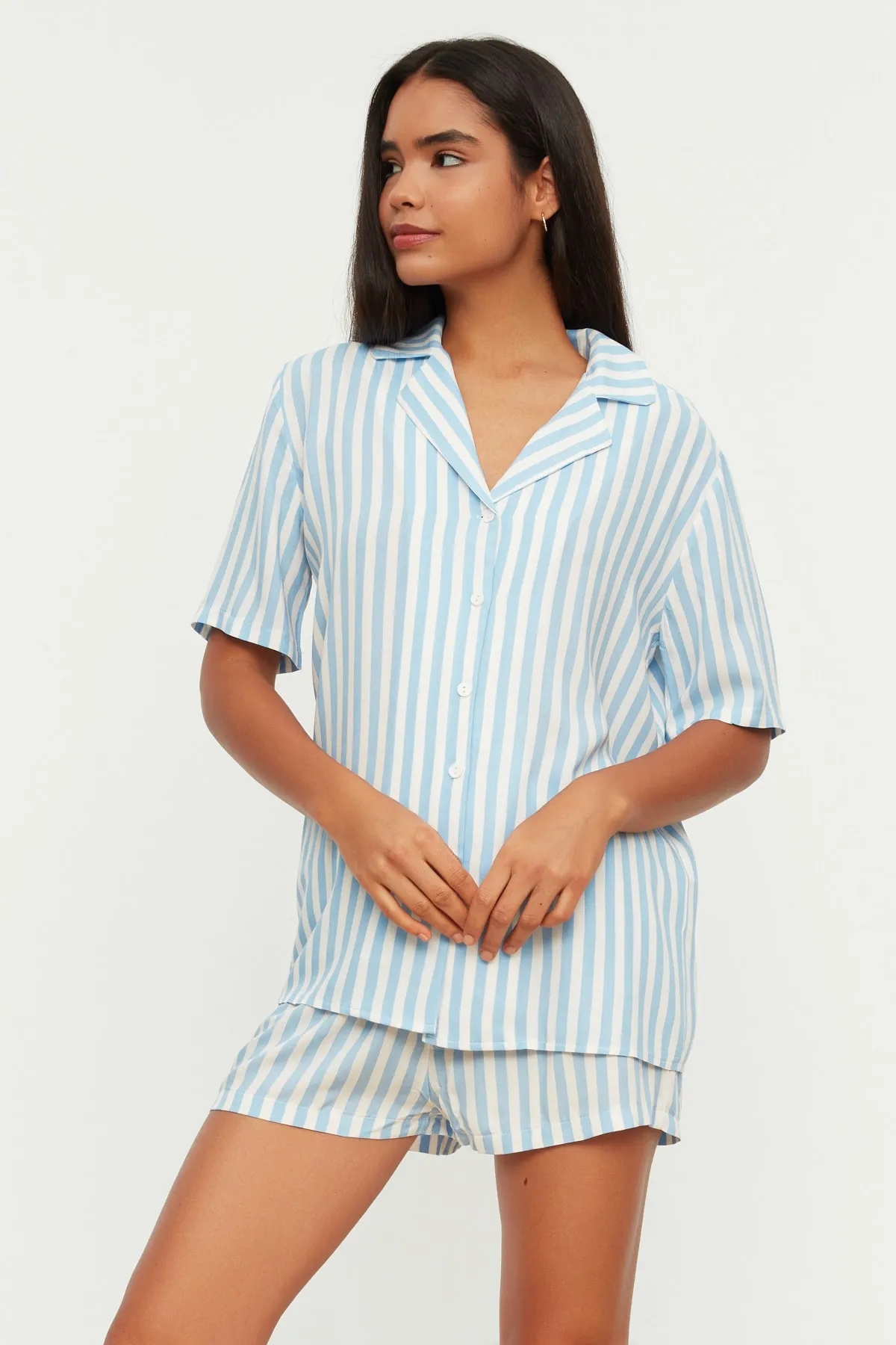 Trendyol Collection  Blau gestreiftes Viskose-Hemd-Shorts-Pyjama-Set mit weitem Schnitt THMSS21PT0179