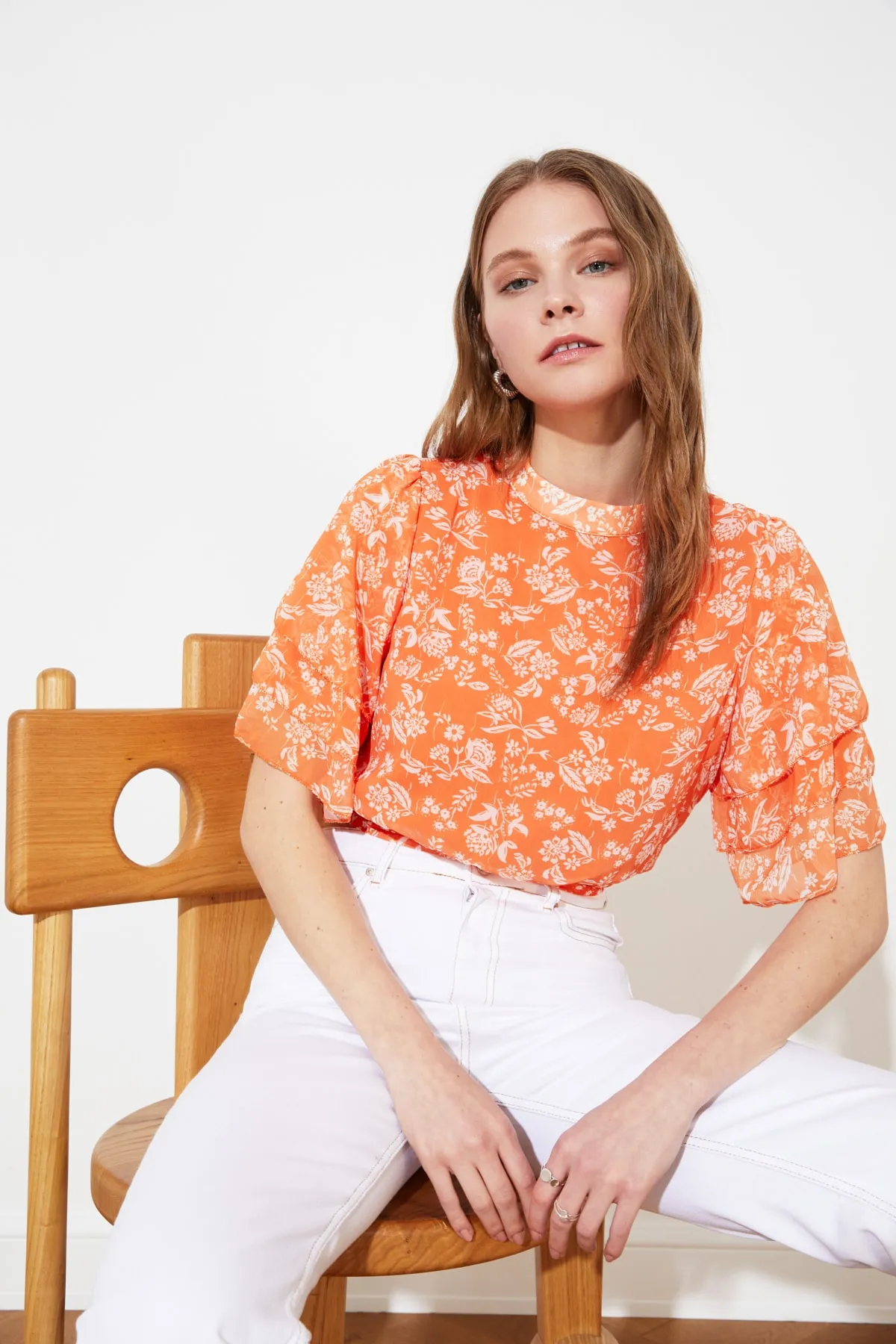 Trendyol Collection  Mehrfarbige Chiffon-Webbluse mit kurzem Rücken und detailliertem Stehkragen TWOSS21BZ0496