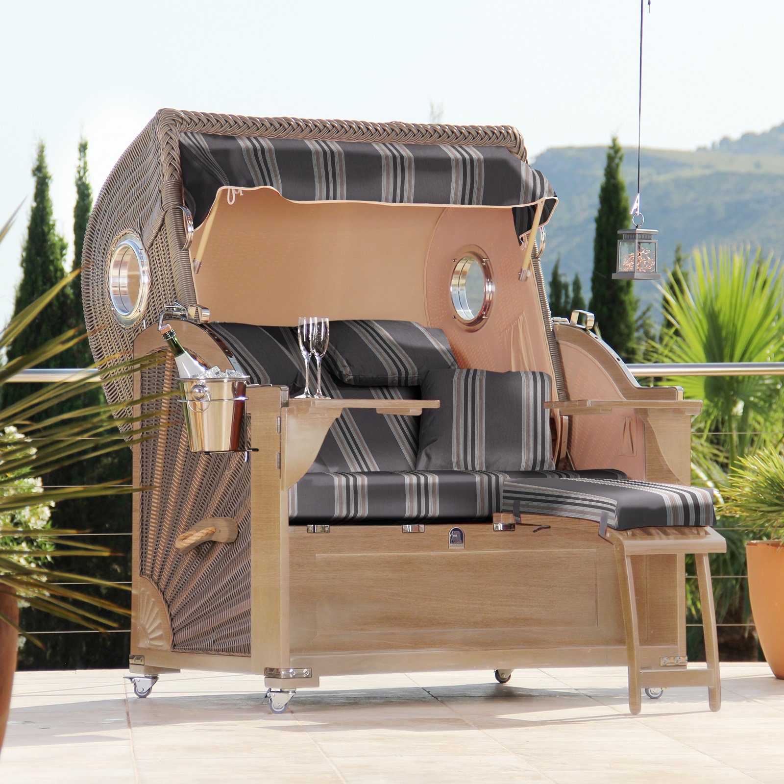 DERKORB Strandkorb Premium Strandkorb Ostsee XXL Volllieger, 2,5 Sitzer mit Bullauge, Volllieger, Ostsee Modell 2,5 Sitzer, (1-tlg), schwenkbare Bistrotische, inkl. premium Schutzhülle, montiert