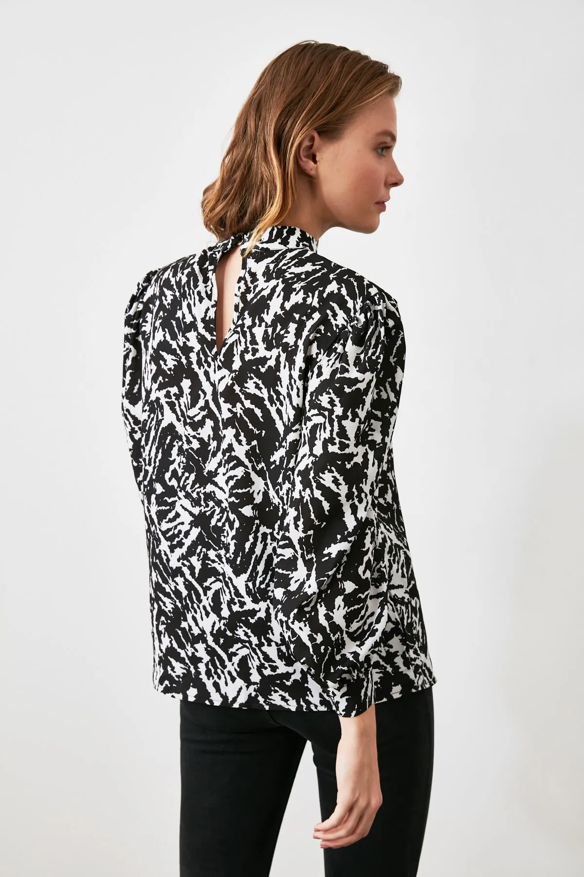 Trendyol Collection  Mehrfarbige Webbluse mit hohem Kragen und Zebramuster TWOAW21BZ0269