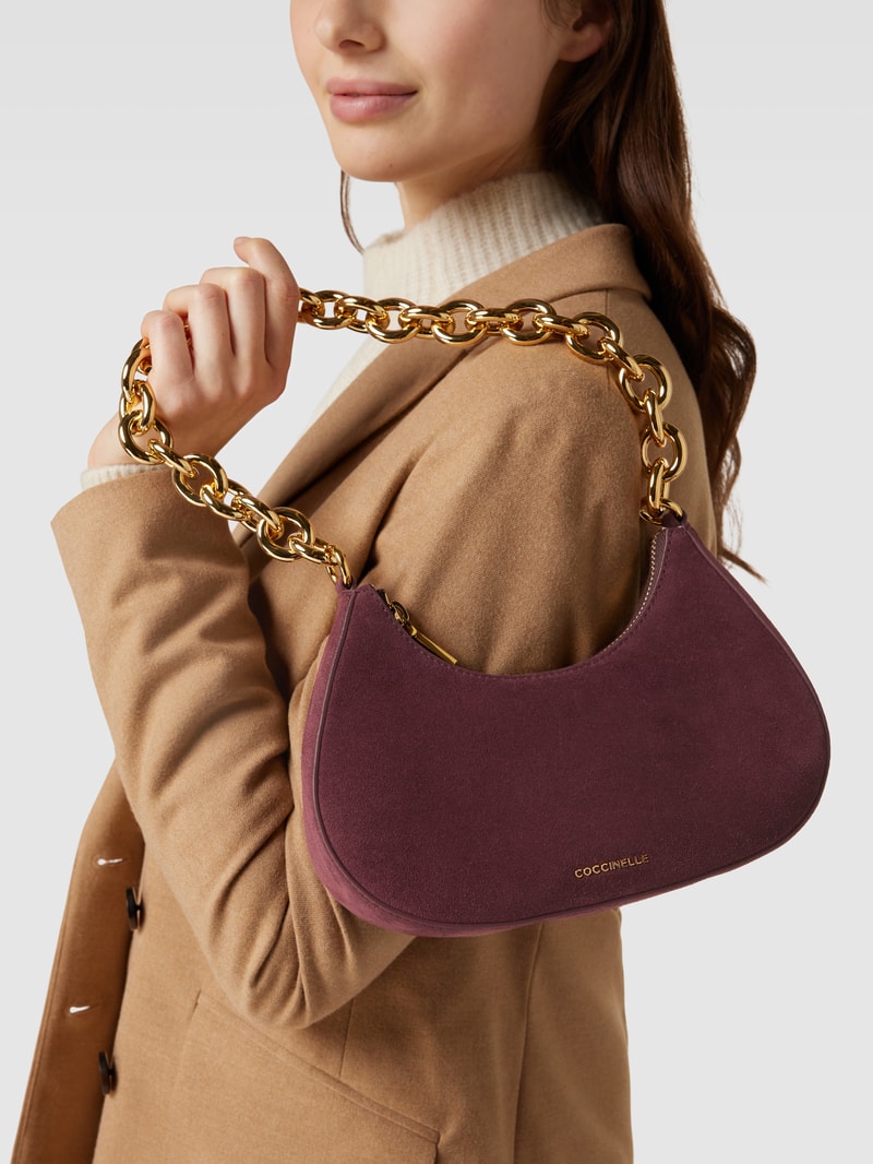 Umhängetasche mit Label-Applikation Modell 'CARRIE CHAIN' in aubergine