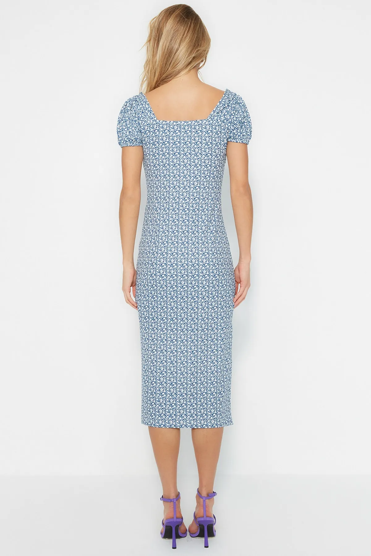 Trendyol Collection  Marineblaues, bedrucktes, tailliertes Midi-Bleistiftkleid aus Strick mit Schlitzdetail und quadratischem Kragen TWOSS23EL00713