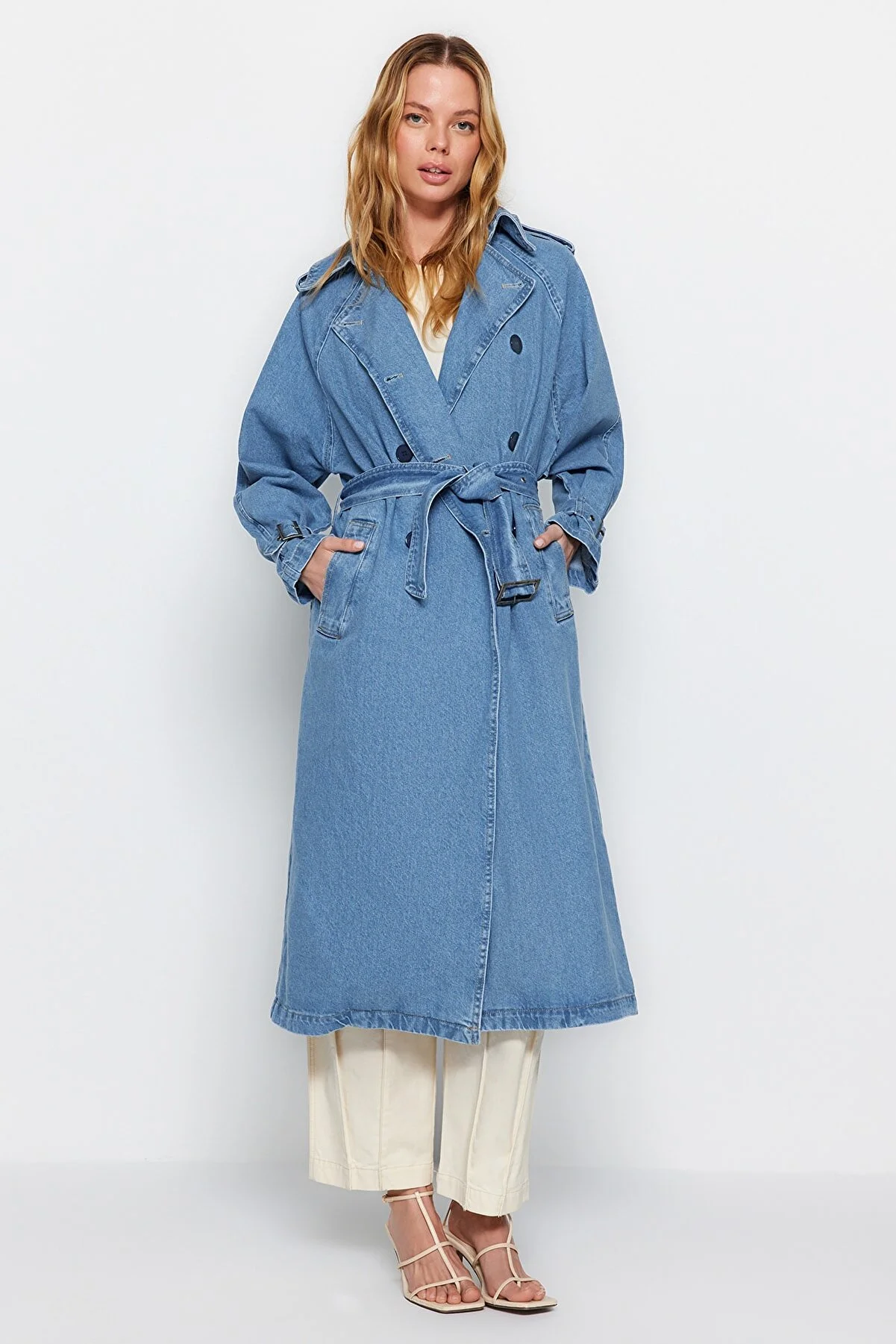 Trendyol Collection  Blauer Denim-Trenchcoat mit Gürtel TWOSS23TR00028