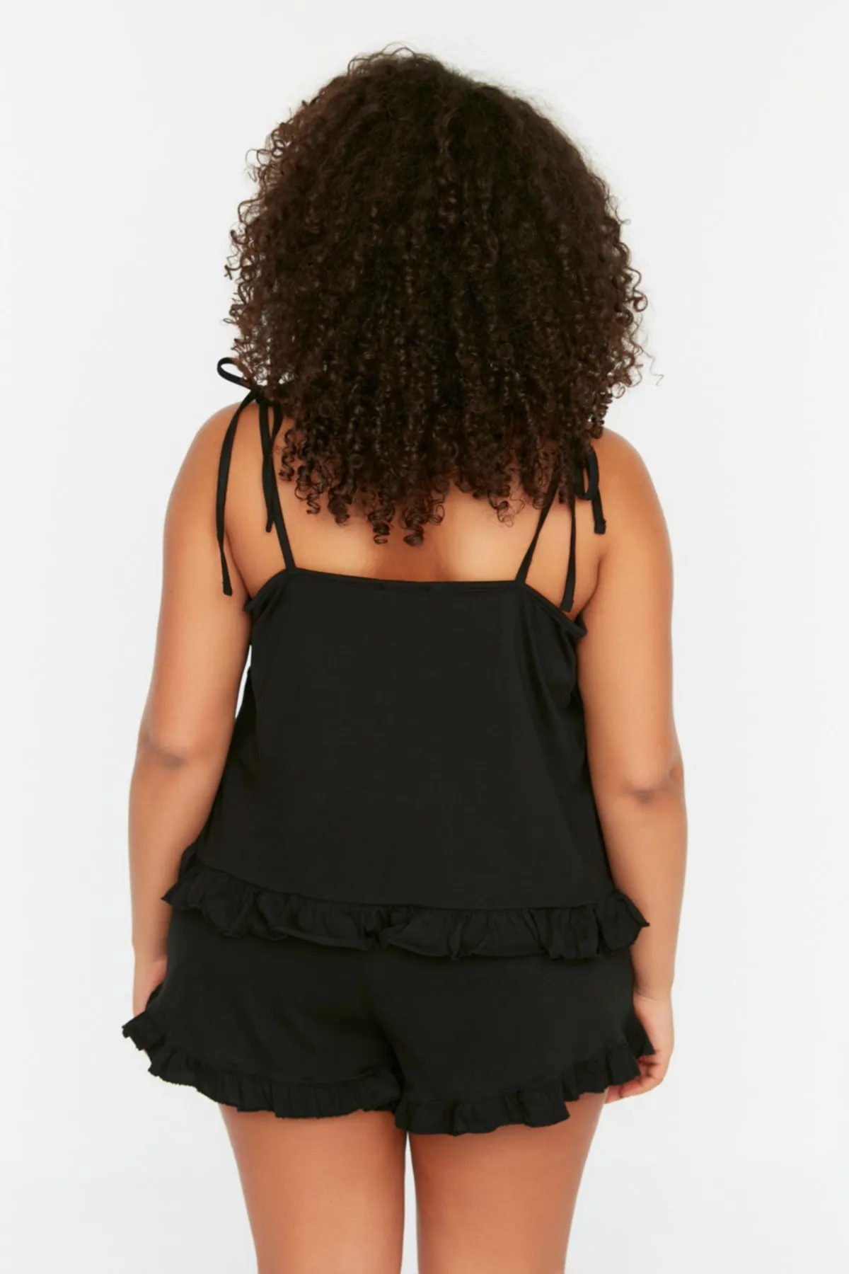 Trendyol Curve  Schwarzes Pyjama-Set aus Strick mit Trägern und Rüschendetail TBBSS22PT0564