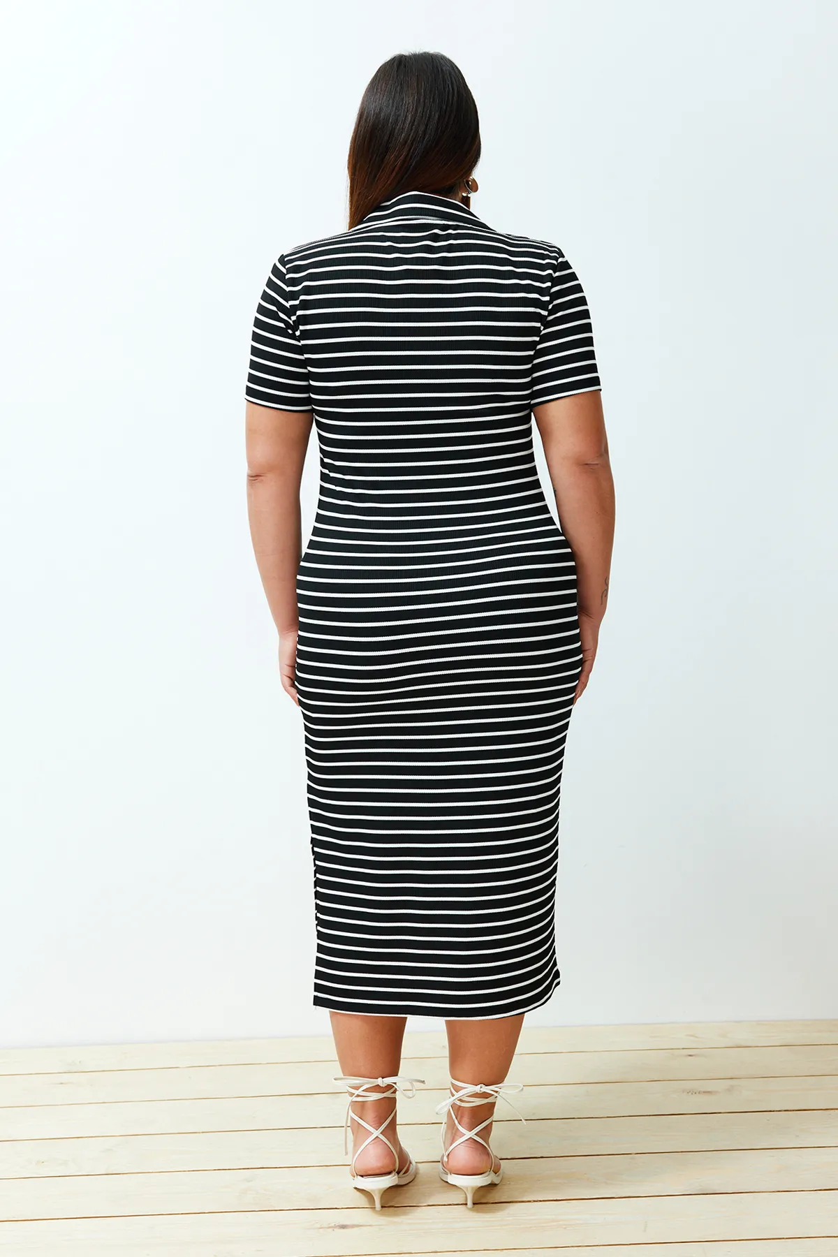 Trendyol Curve  Schwarz-weiß gestreiftes Strickkleid mit Polokragen TBBSS24AH00073