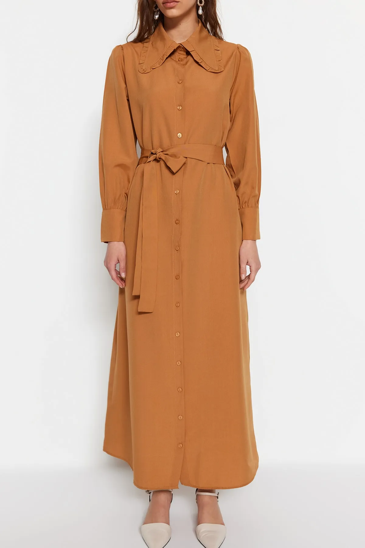 Trendyol Modest  Braunes gewebtes Kleid mit Gürtelkragen und Detail TCTSS23EB00376