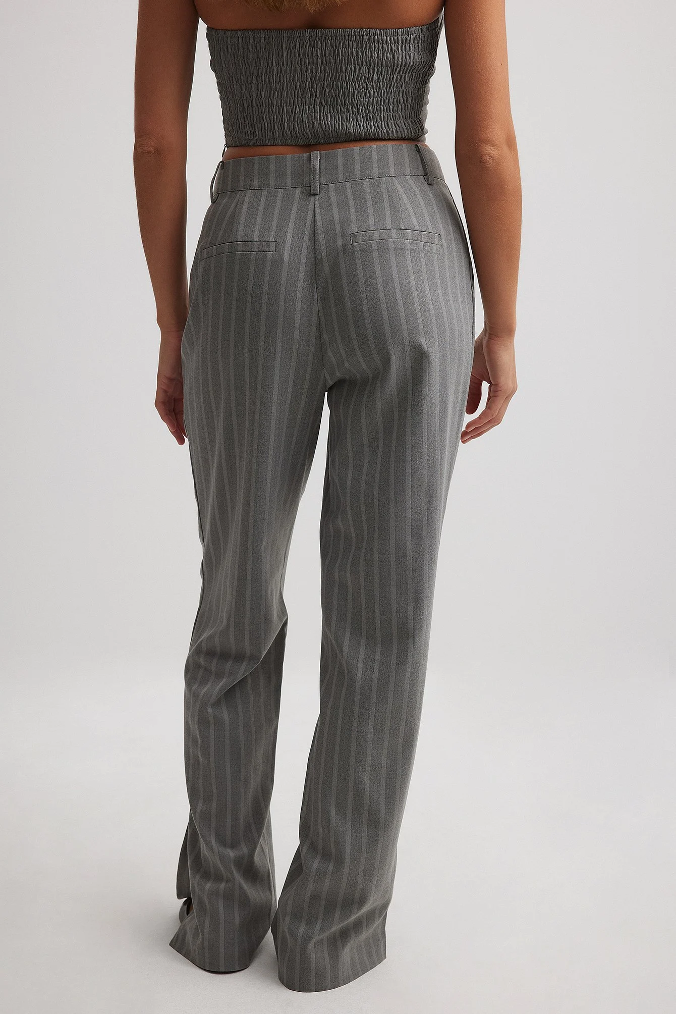 Gestreifte Hose mit hoher Taille und Schlitz