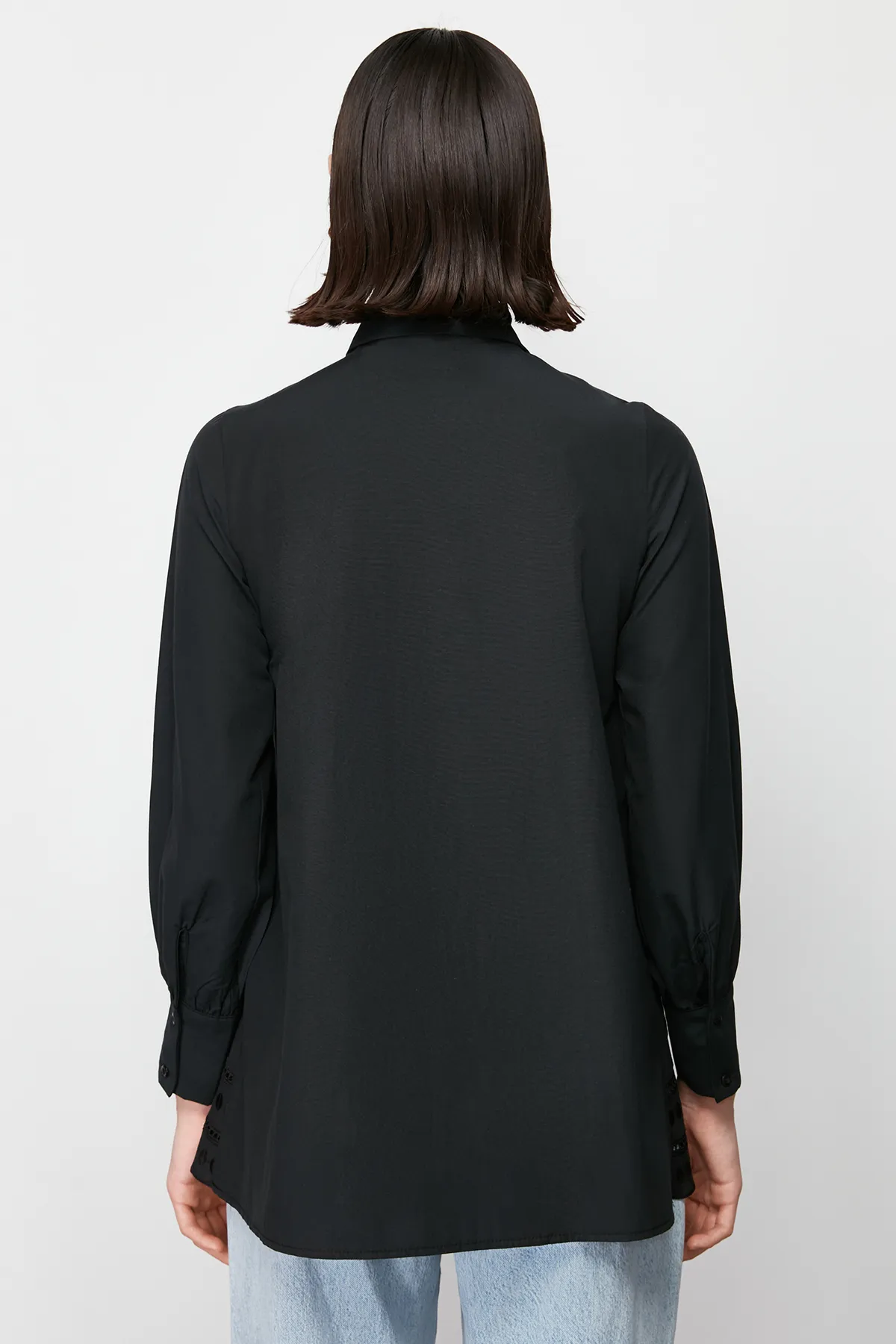 Trendyol Modest  Schwarzes Hemd aus gewebter Baumwolle mit Stickereidetails TCTSS24TG00017
