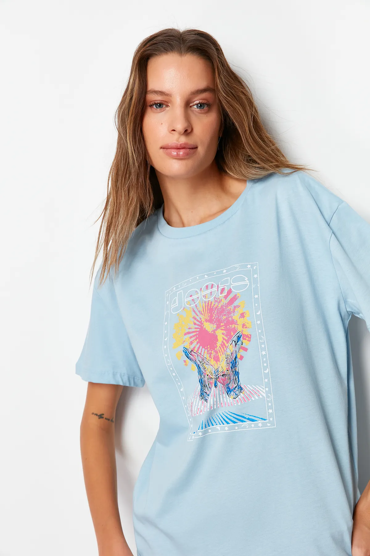 Trendyol Collection  Hellblaues, bedrucktes, lockeres/weites, entspanntes Strick-T-Shirt mit Rundhalsausschnitt aus 100 % Baumwolle TWOSS22TS1145