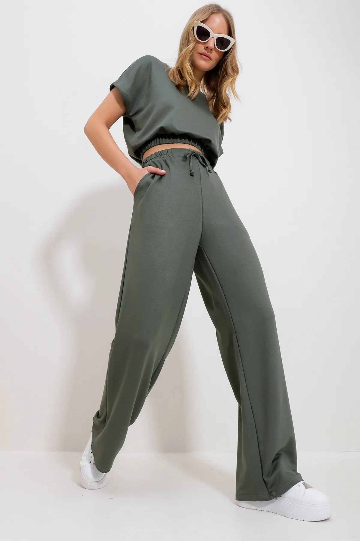 Trend Alaçatı Stili  Khakifarbenes Damen-Doppelset mit kurzer Bluse und Palazzo-Hose mit Rundhalsausschnitt und zwei Taschen ALC-X11895