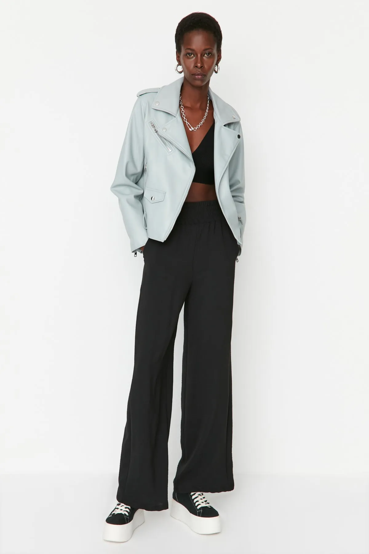 Trendyol Collection  Schwarze Webhose mit weitem Bein und elastischem Bund TWOSS22PL00024