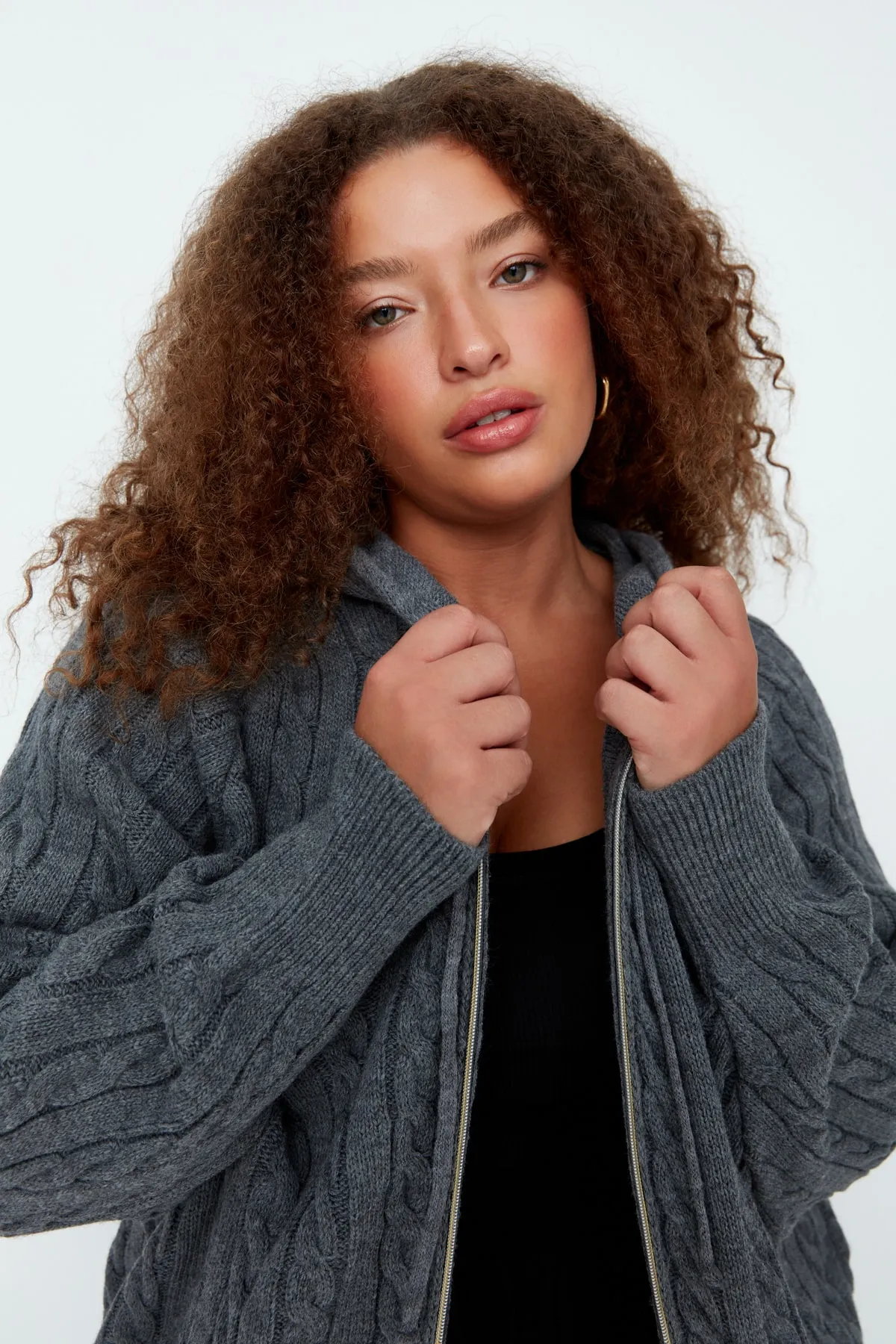 Trendyol Curve  Anthrazitfarbener Strick-Cardigan mit Kapuze und Reißverschluss TBBAW23AV00051