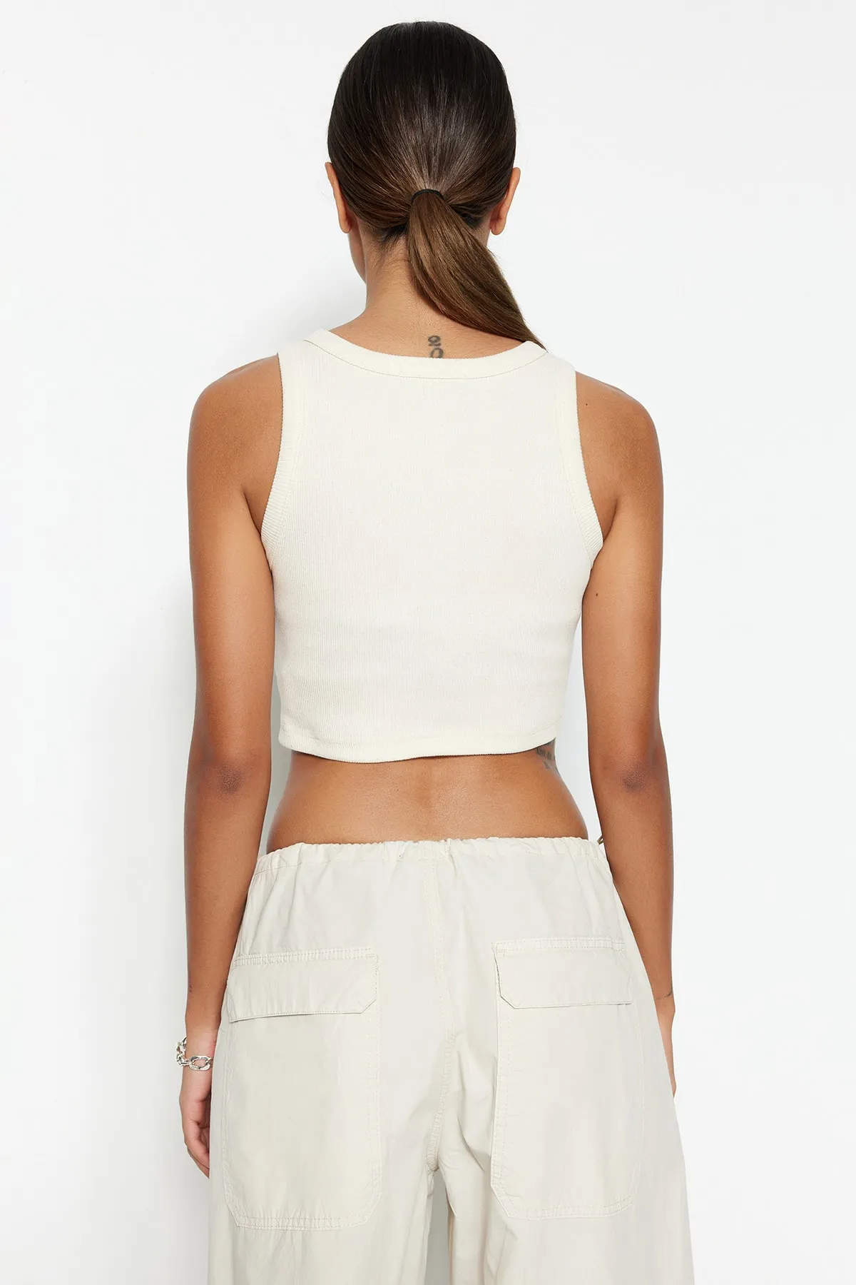 Trendyol Collection  Ecru Super Crop Neckholder Geripptes, flexibles Strick-Unterhemd TWOSS23AL00024