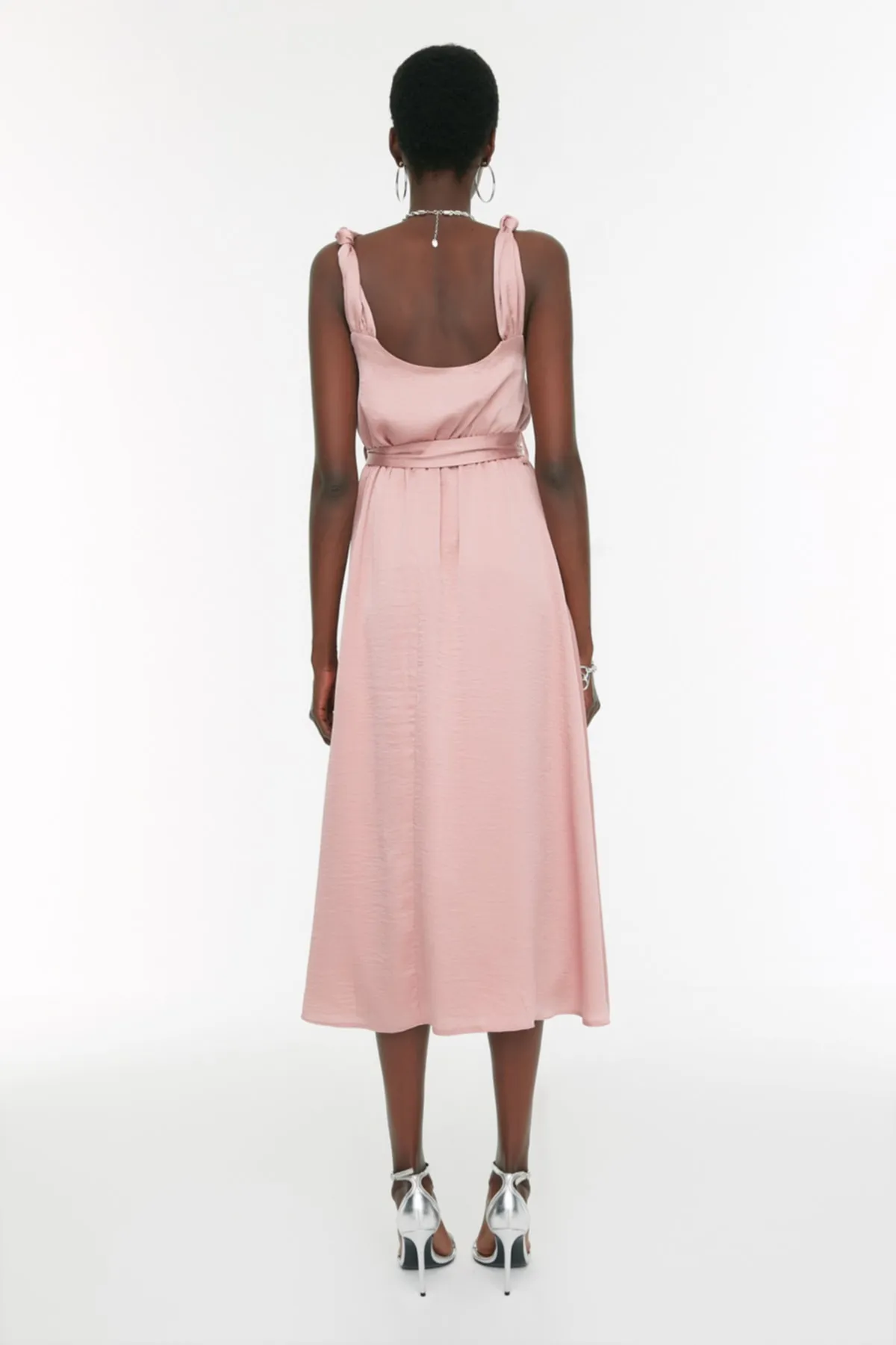 Trendyol Collection  Dusty Rose Abendkleid mit Schärpe und Details TPRSS19BB0283