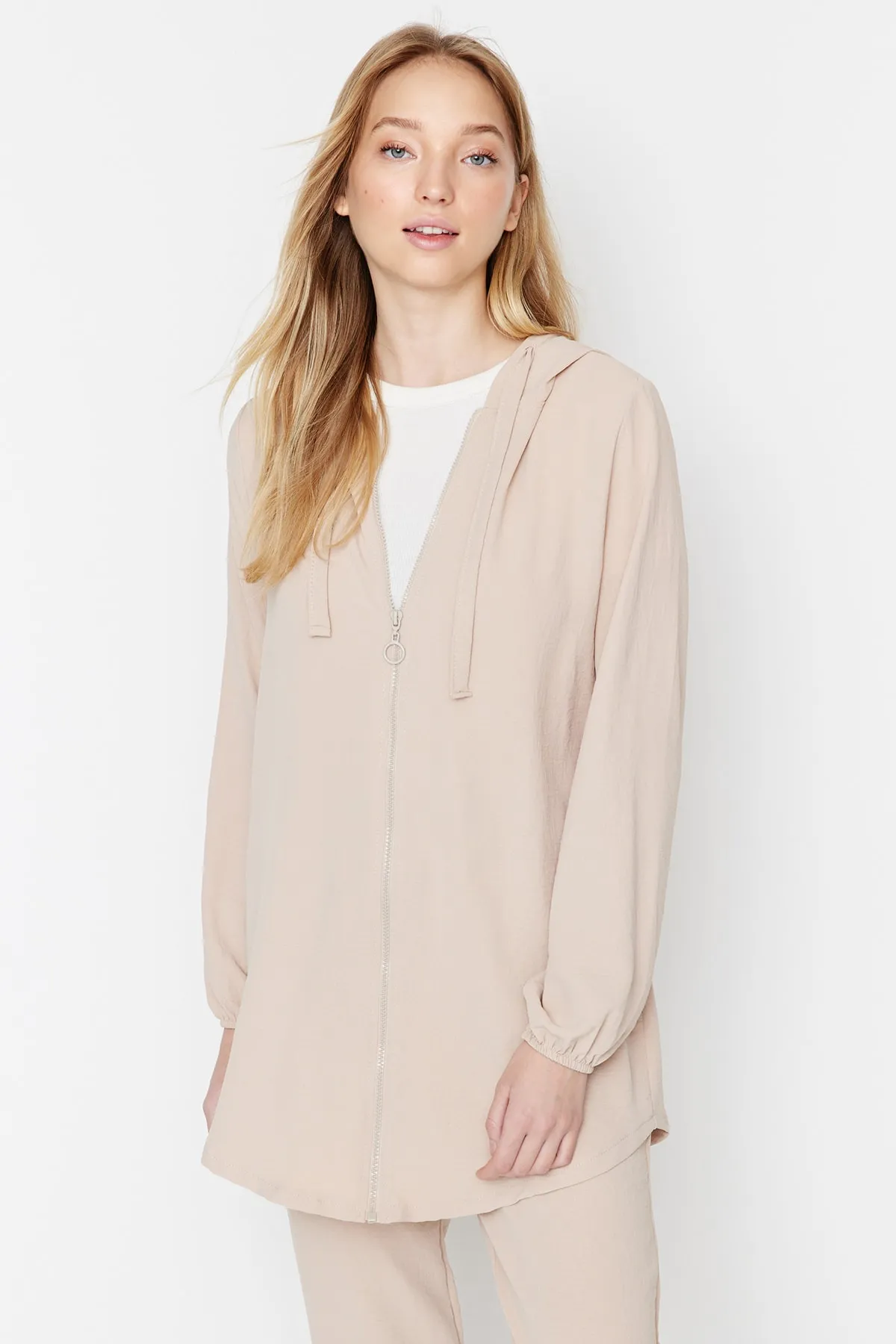 Trendyol Modest  Steinfarbenes Aerobin-Cardigan-Hosen-Set mit Kapuze und Reißverschluss, gewebt TCTSS22US0026
