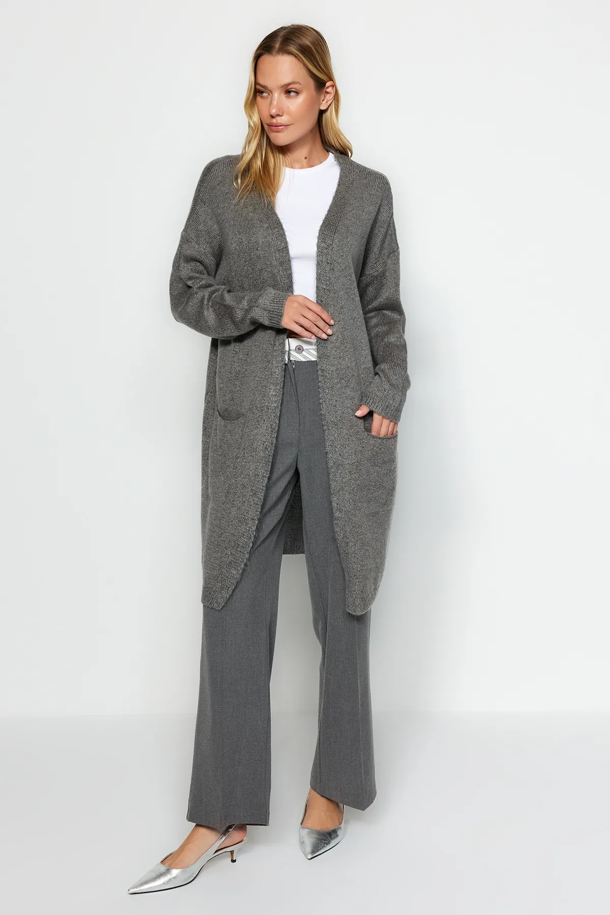 Trendyol Collection  Graue Strickjacke mit Taschendetail TWOAW24HI00381
