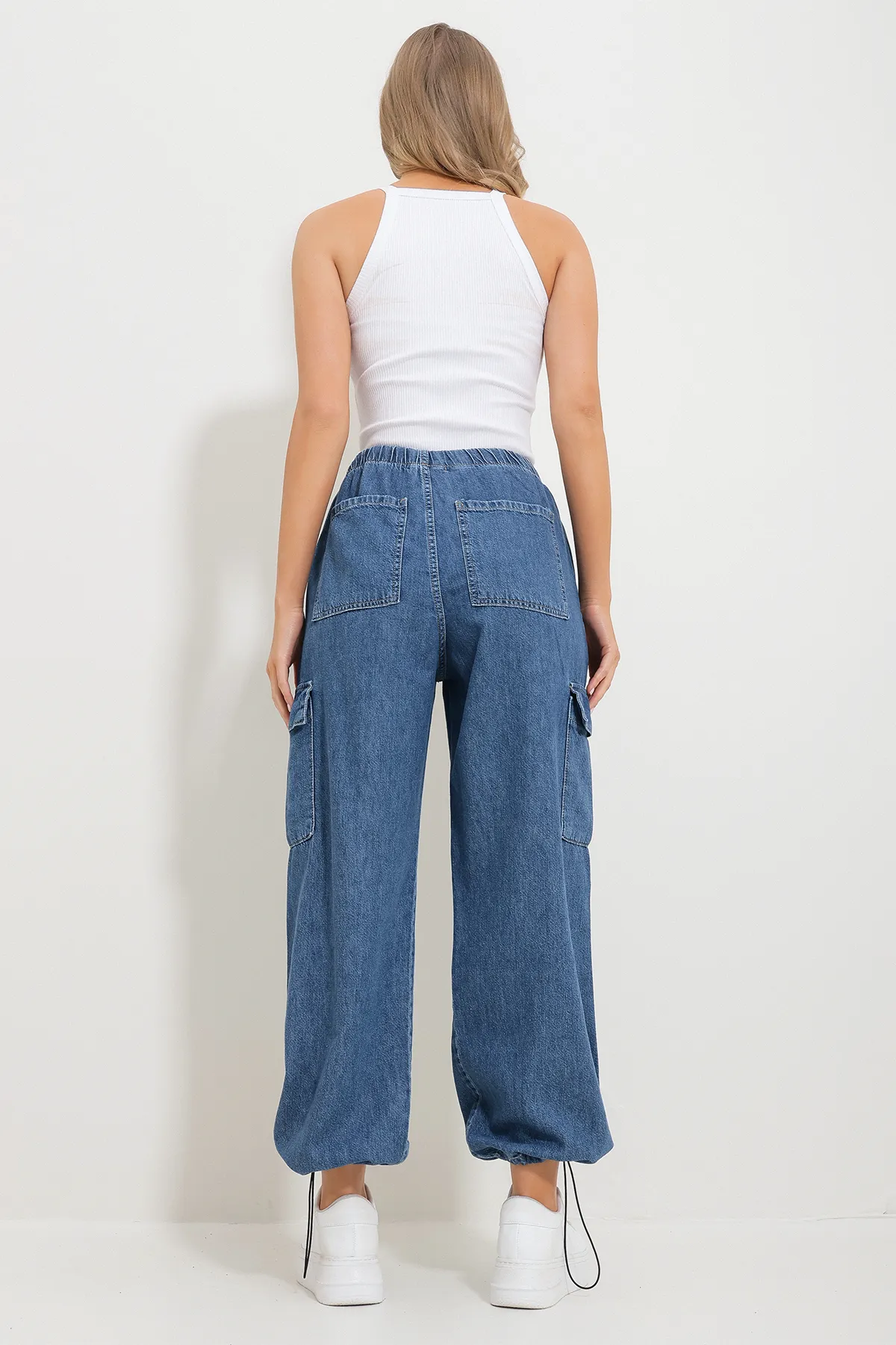 Trend Alaçatı Stili  Blaue Cargo-Jogginghose für Damen mit elastischem Bund und Taschen Alc-X11759