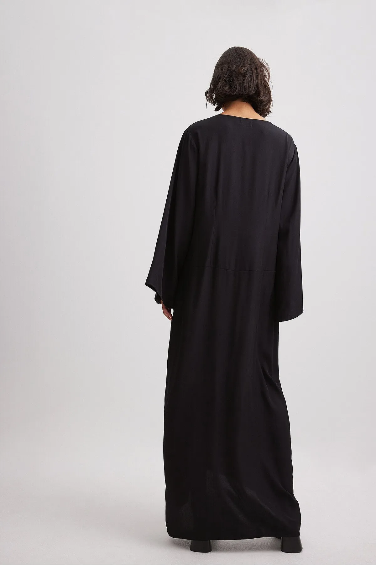 NA-KD  Maxikleid mit weiten Ärmeln