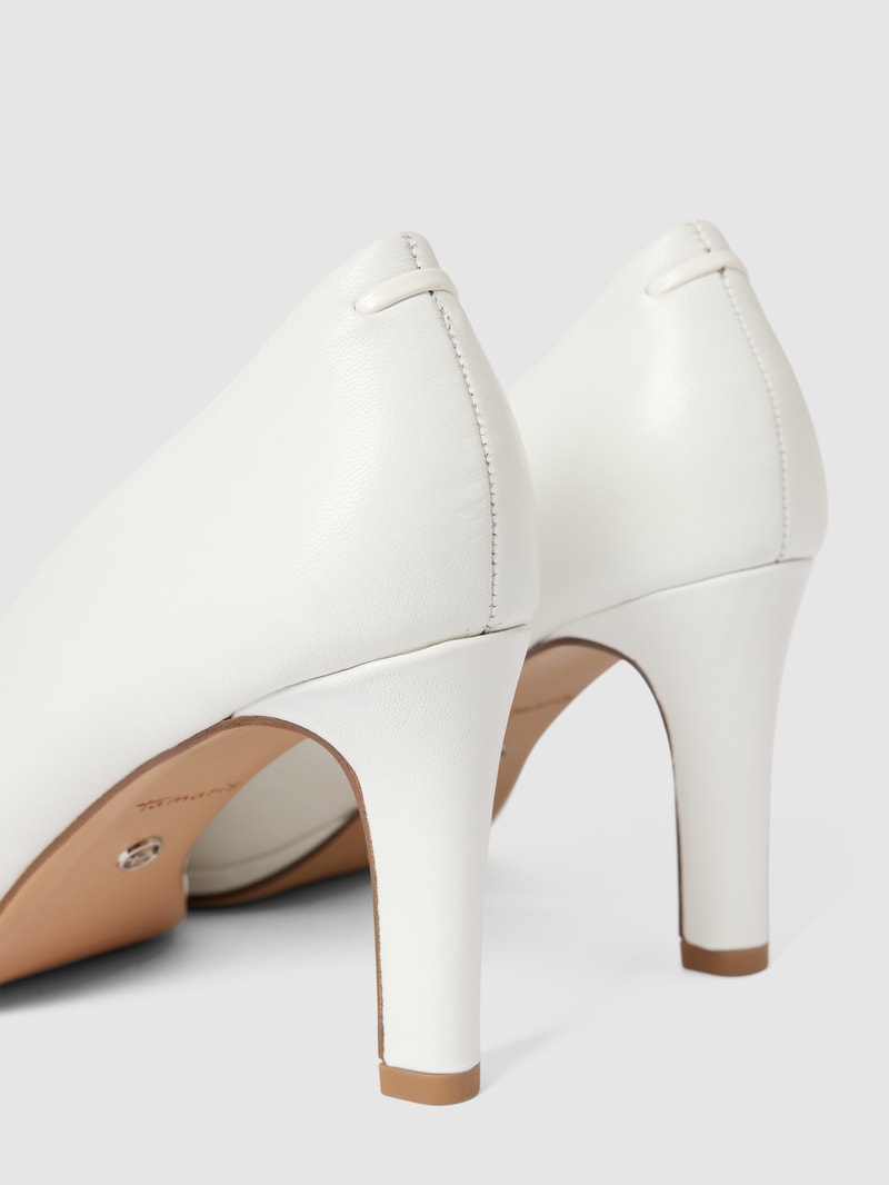 Pumps mit hohem Absatz in weiß