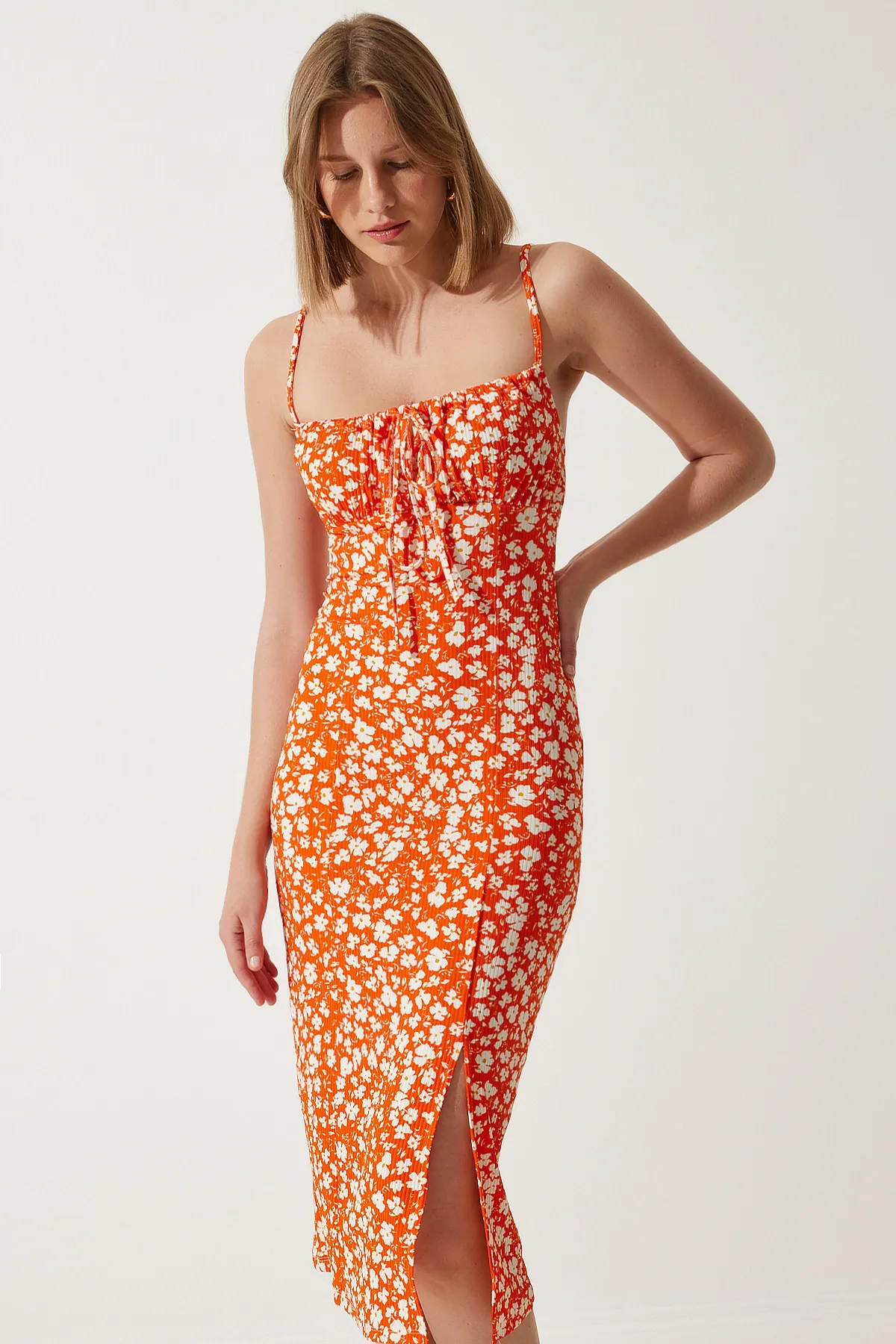 Happiness İstanbul  Orangefarbenes Sommerstrickkleid mit Blumenschlitz für Damen CI00029