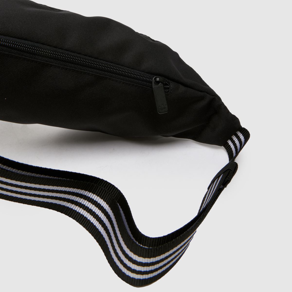 adidas svartvita originals midjeväska