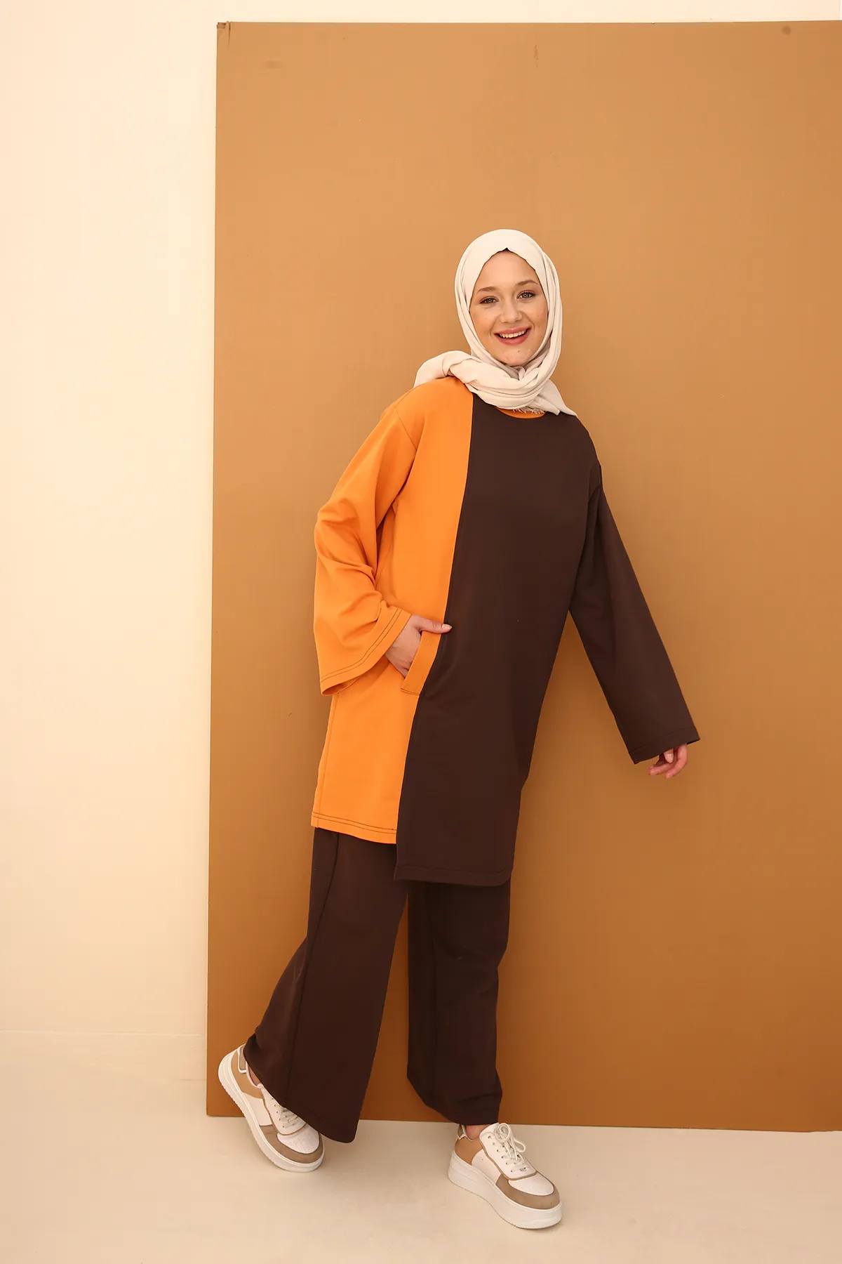 ALLDAY  Bitter Brown Zweifarbiger Alltagsanzug mit Camisole und Taschendetails