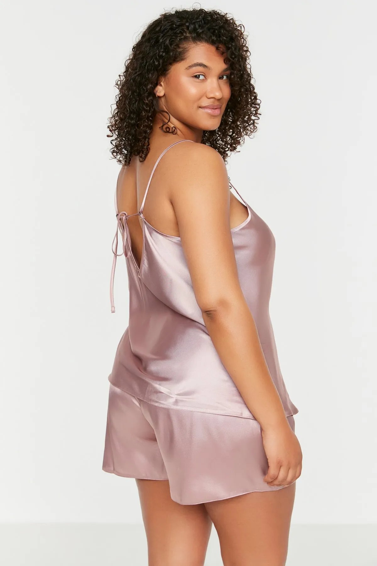 Trendyol Curve  Rosafarbenes Pyjama-Set aus Satin mit Riemchen TBBSS22PT00002