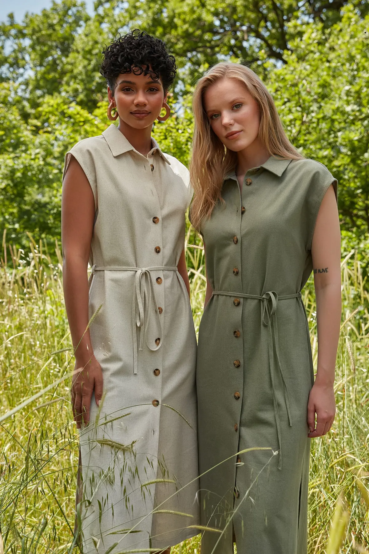 Trendyol Collection  Khakifarbenes, gewebtes Midi-Hemdkleid mit Gürtel TWOAW23EL00336