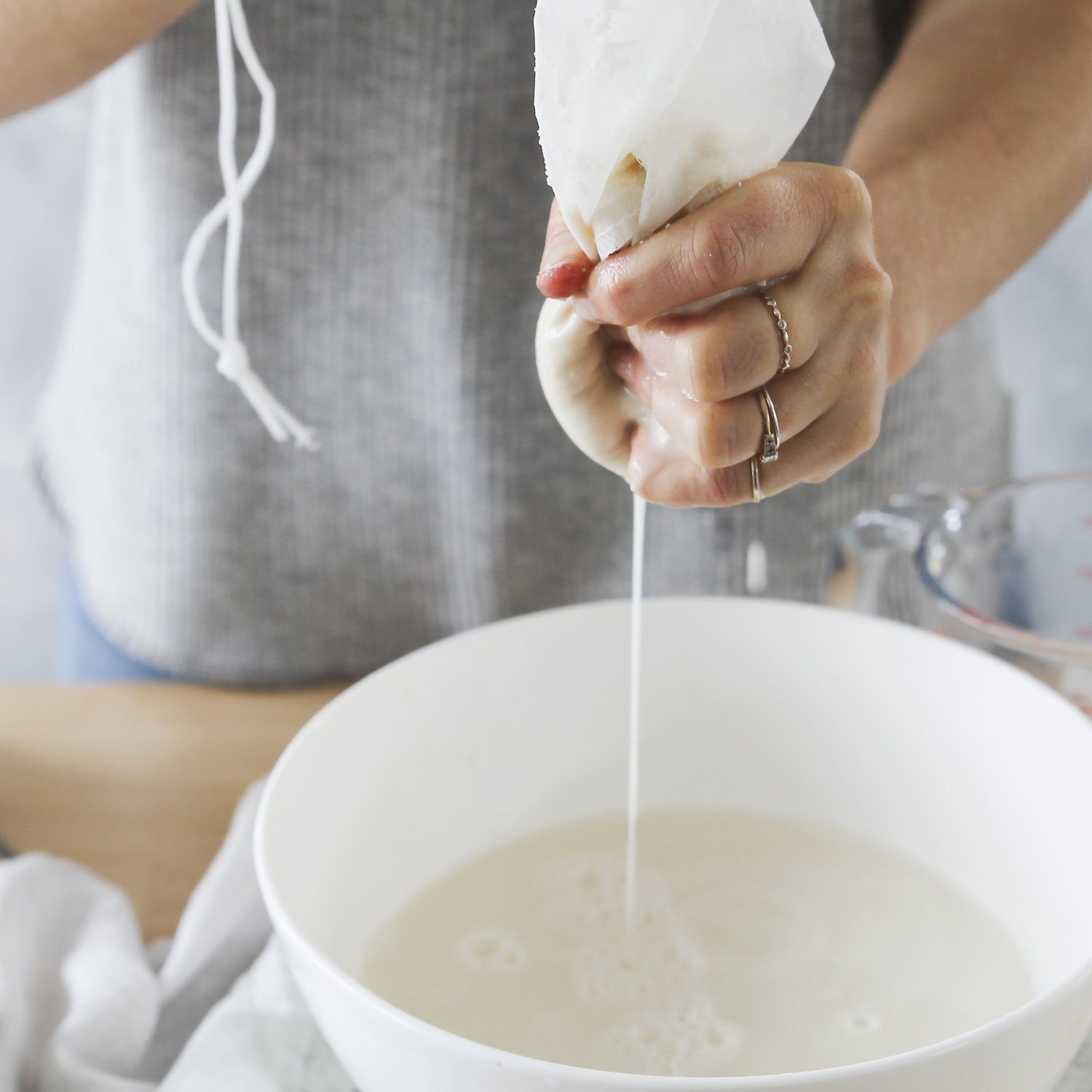 MAVURA Passiersieb Hanf Nussmilchbeutel Passiertücher Filtertücher Nussbeutel Milchbeutel Filter Tücher Abseihtuch für Mandelmilch Reismilch Hafermilch Käse Saft Kaffee [2er Set]