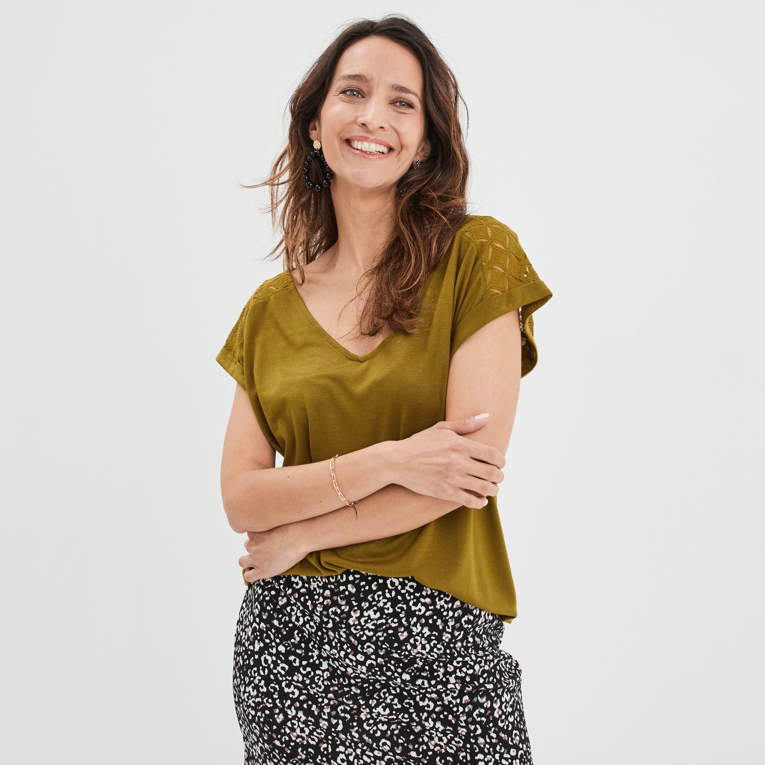 T-shirt col en V dentelle épaules et dos vert olive femme | La Halle