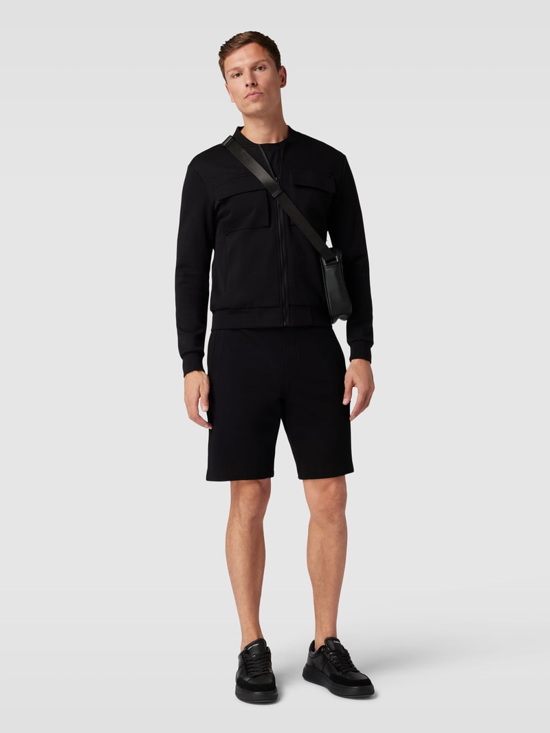 Shorts mit elastischem Bund in schwarz